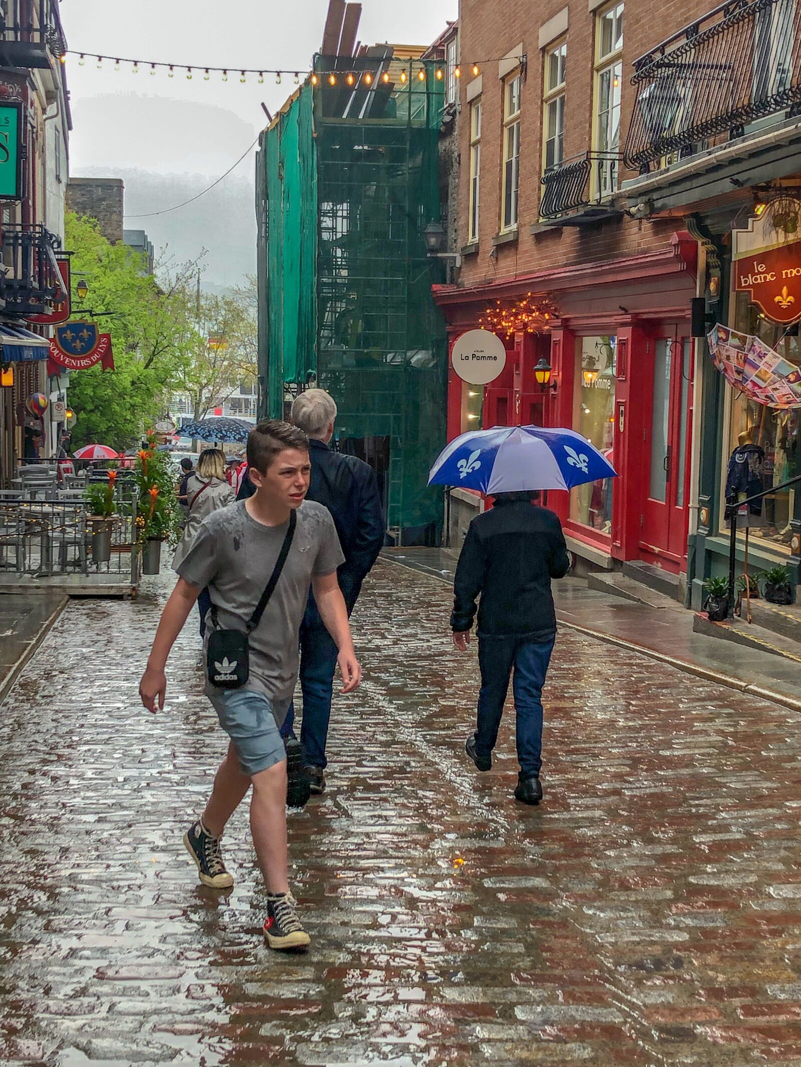 Apple iPhone X sample photo. Montreal, rain, street photography