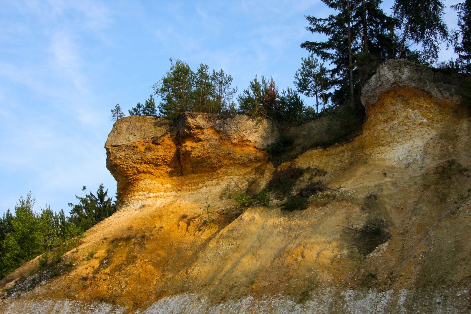 Canon EF-S 17-85mm F4-5.6 IS USM sample photo. Pebble, wall, nature photography