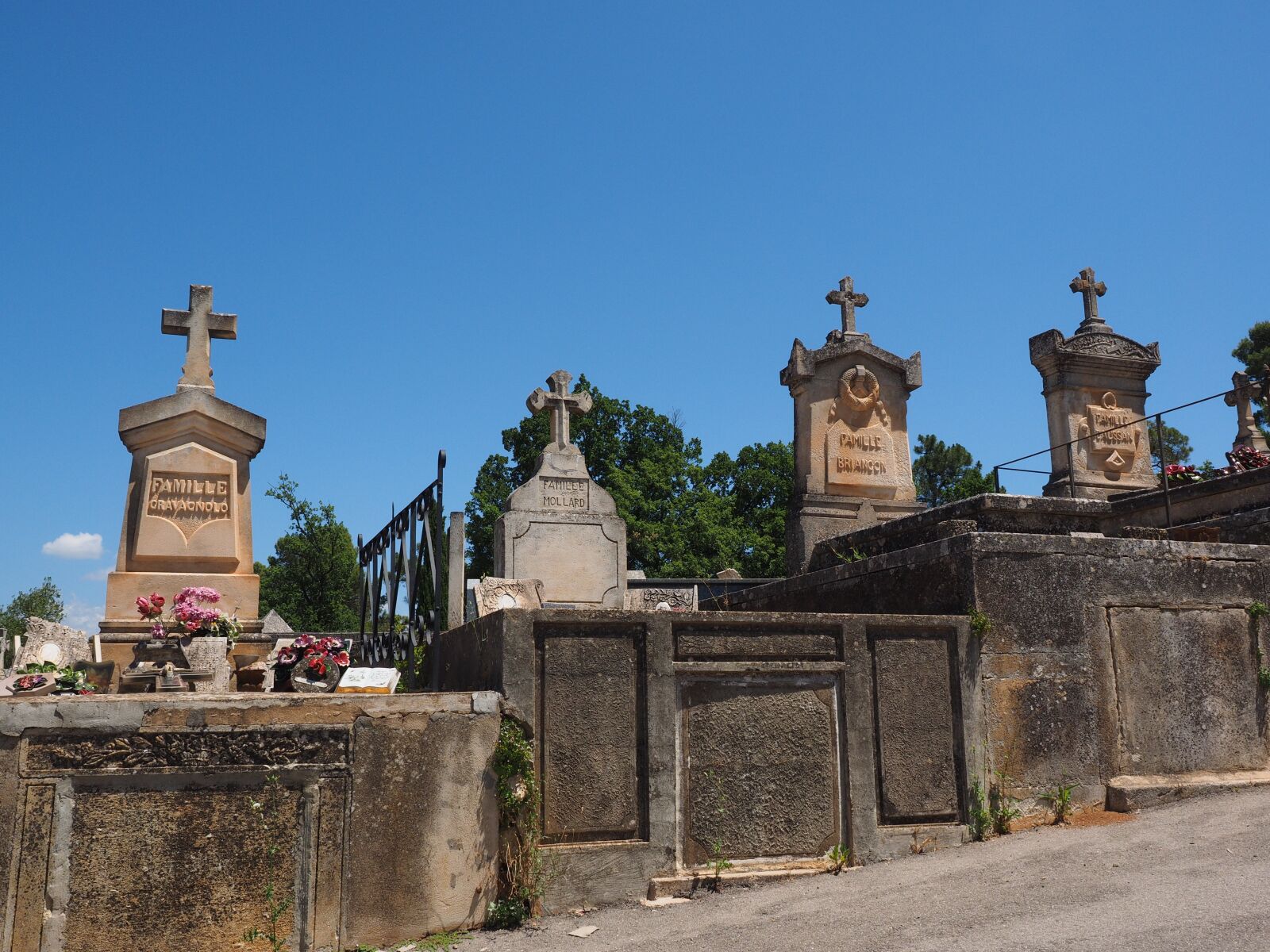 Olympus OM-D E-M1 + Olympus M.Zuiko Digital ED 12-40mm F2.8 Pro sample photo. Graves, crosses, memorial photography