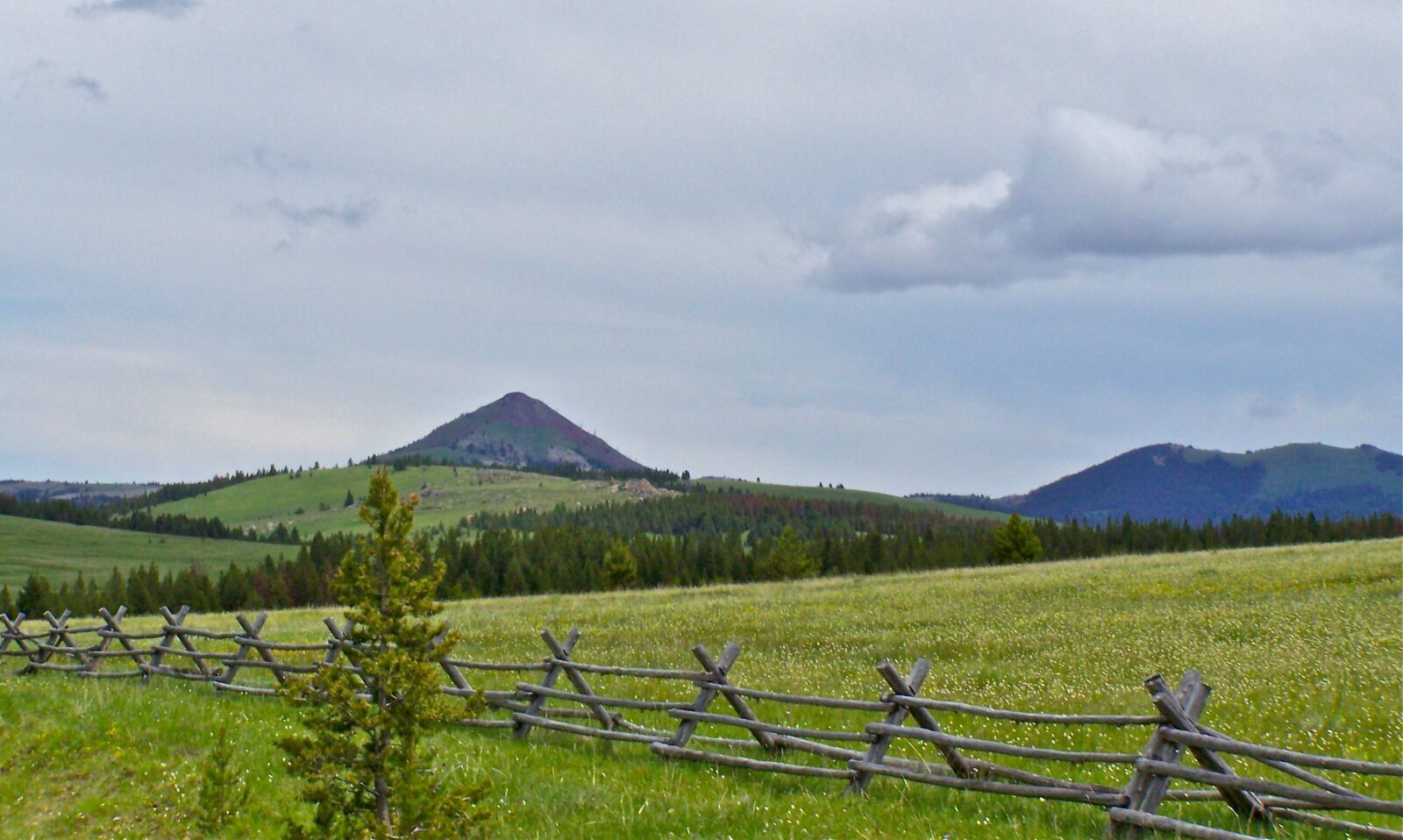 Kodak EASYSHARE Z710 ZOOM DIGITAL CAMERA sample photo. Fence, meadow, mountain photography