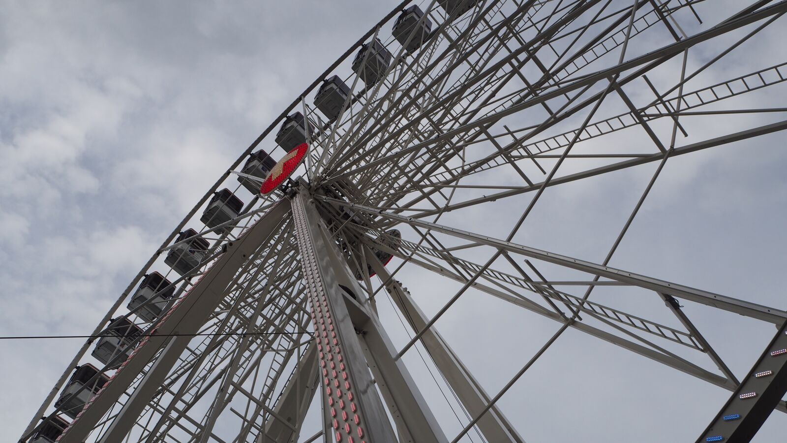 Olympus OM-D E-M10 II sample photo. Ferris wheel, gondola, sky photography