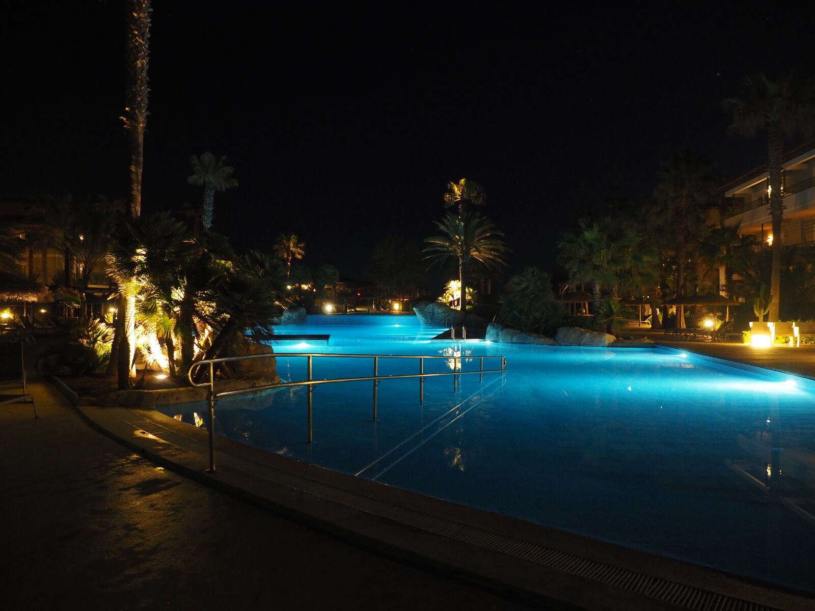 Olympus OM-D E-M1 + OLYMPUS M.12-50mm F3.5-6.3 sample photo. Pool, light, mood photography