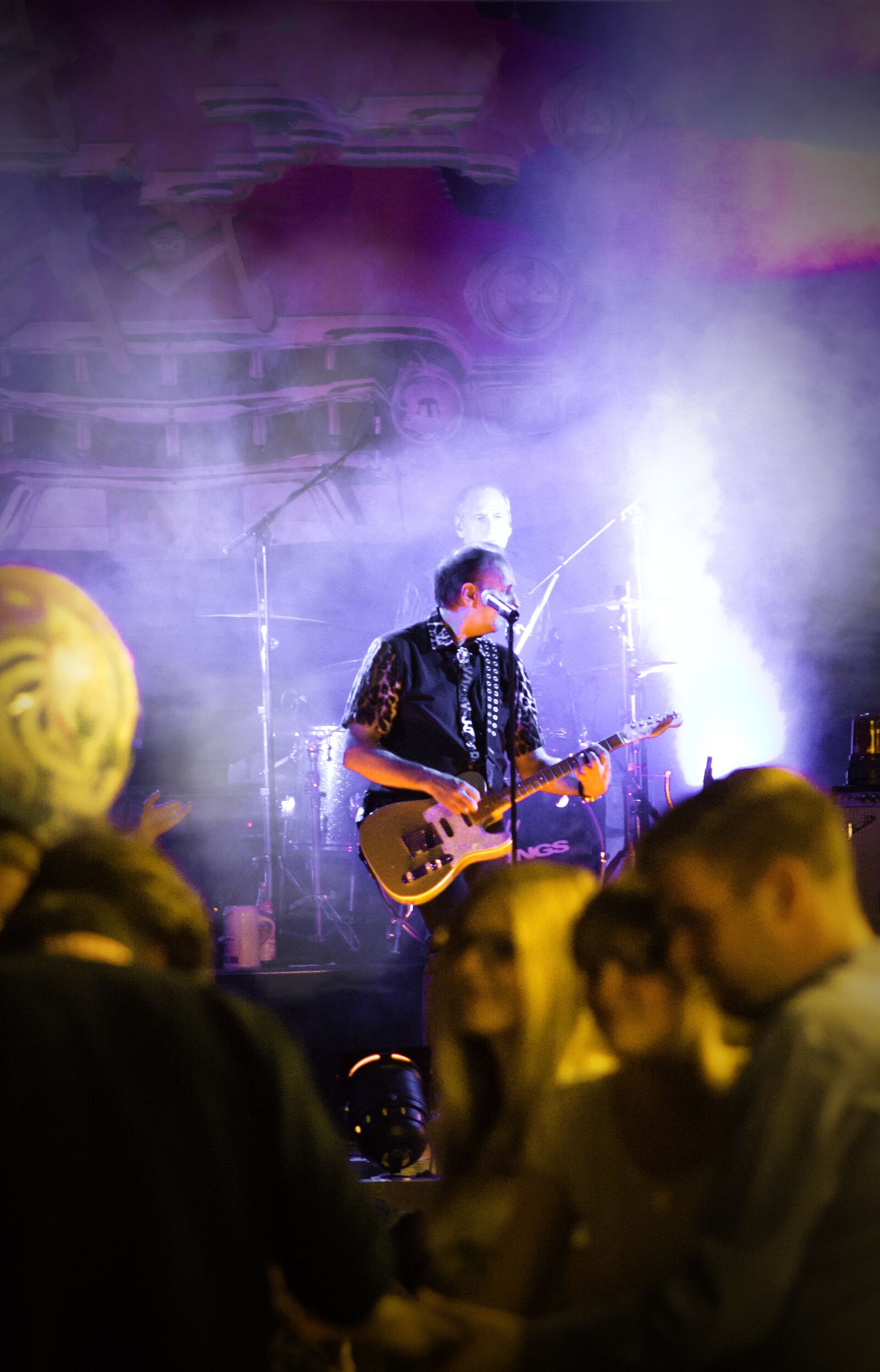 Canon EF75-300mm f/4-5.6 sample photo. Music, pub life, bar photography