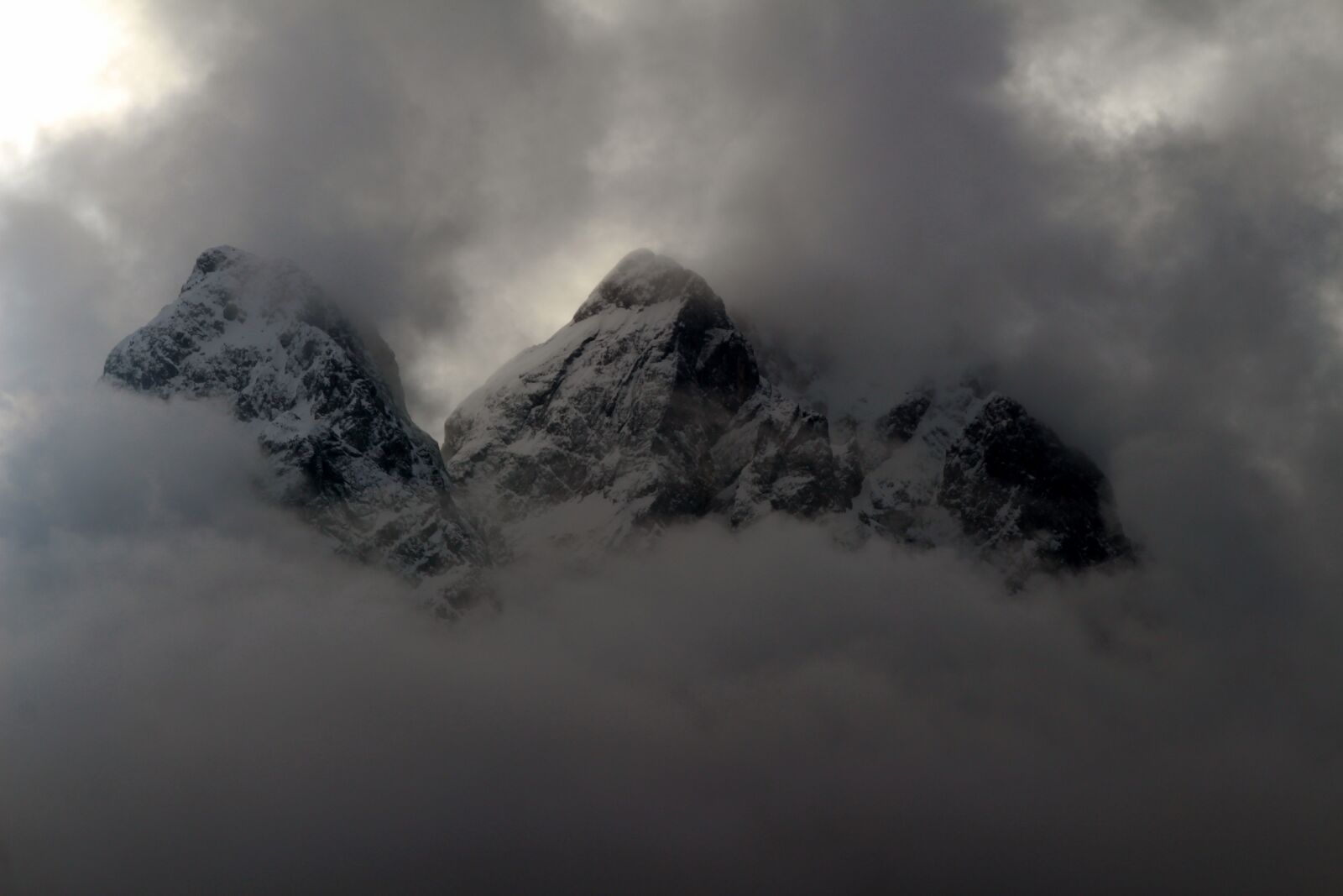 Canon EOS 700D (EOS Rebel T5i / EOS Kiss X7i) sample photo. Mountain summit, mountains, fog photography