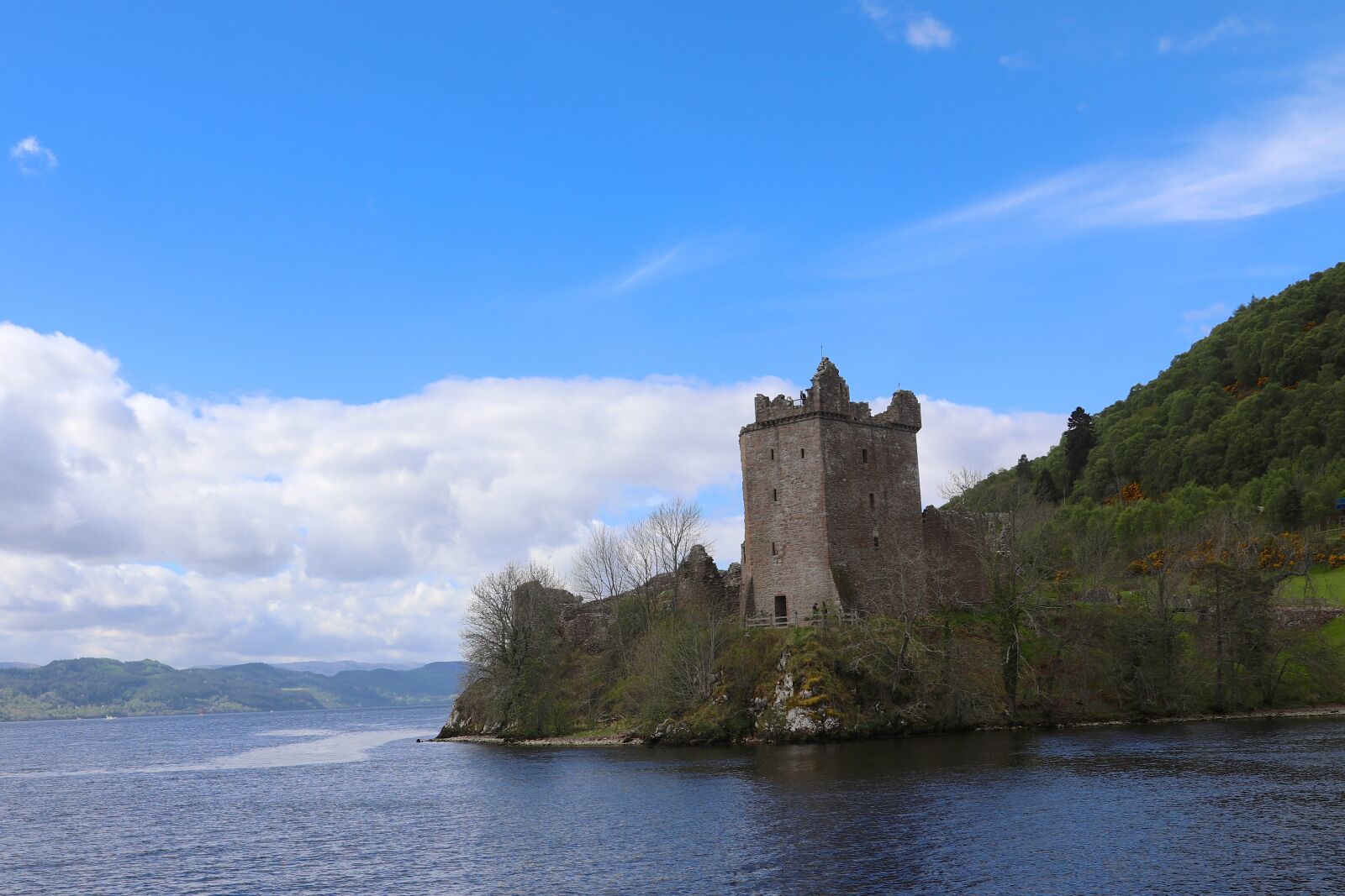 Canon EOS 5D Mark IV + Canon EF 28-300mm F3.5-5.6L IS USM sample photo. Urquhart castle, loch ness photography