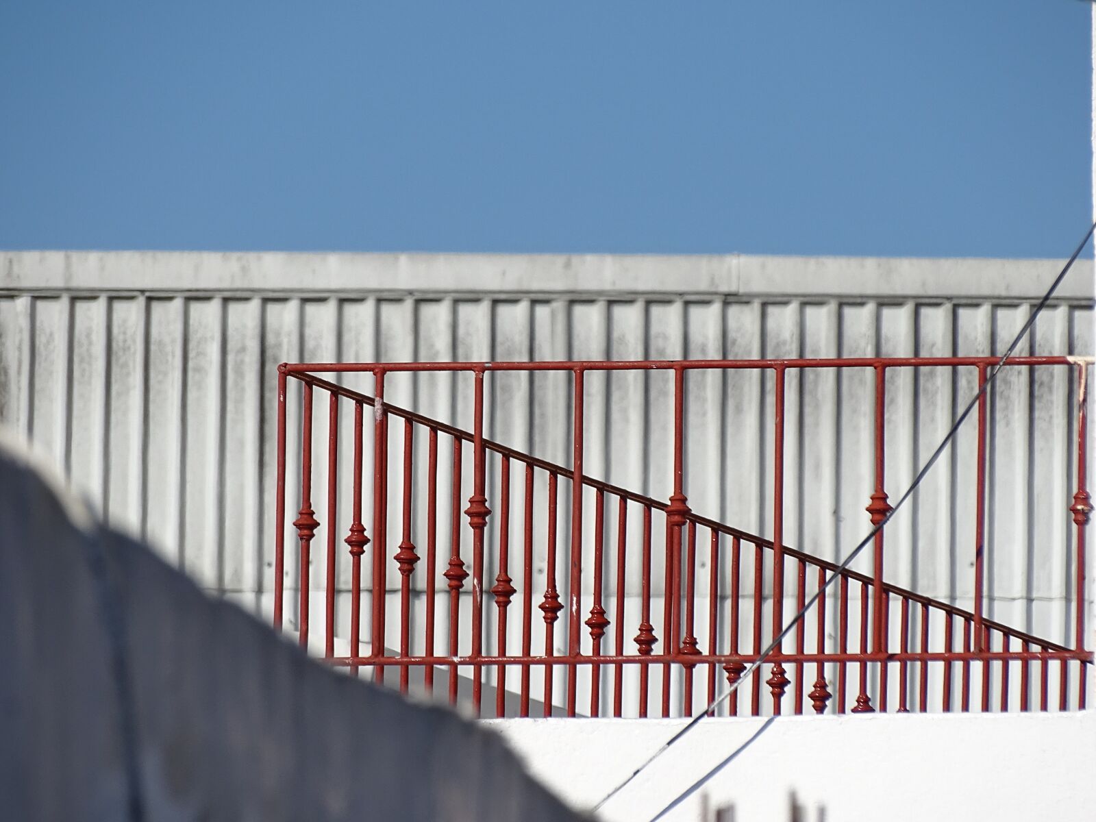 Sony Cyber-shot DSC-HX400V sample photo. Varandal, red, minimal photography