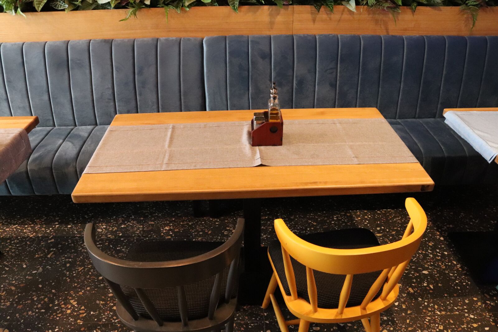 Canon EOS 200D (EOS Rebel SL2 / EOS Kiss X9) sample photo. Table, restaurant, breakfast photography
