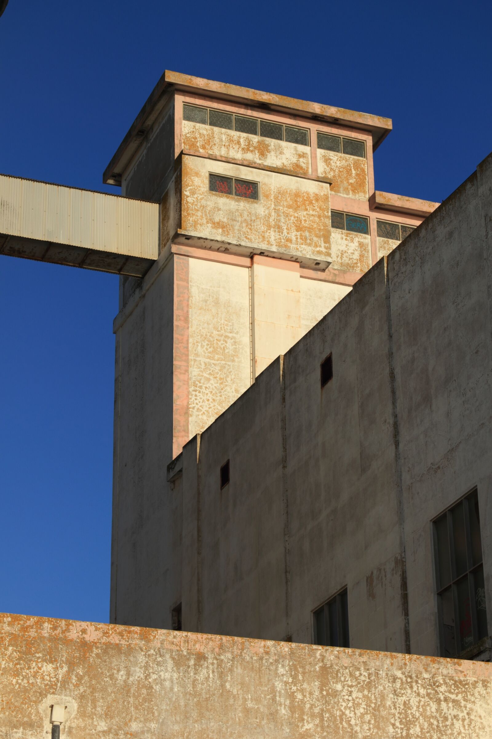 Canon EOS 550D (EOS Rebel T2i / EOS Kiss X4) sample photo. Portugal, faro, abandoned photography