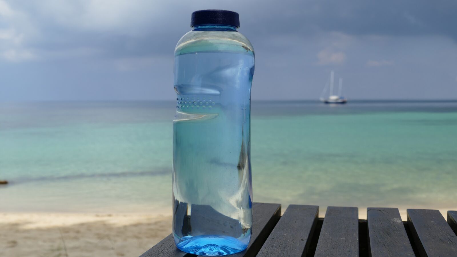 Leica V-Lux (Typ 114) sample photo. Bottle, blue, sea photography