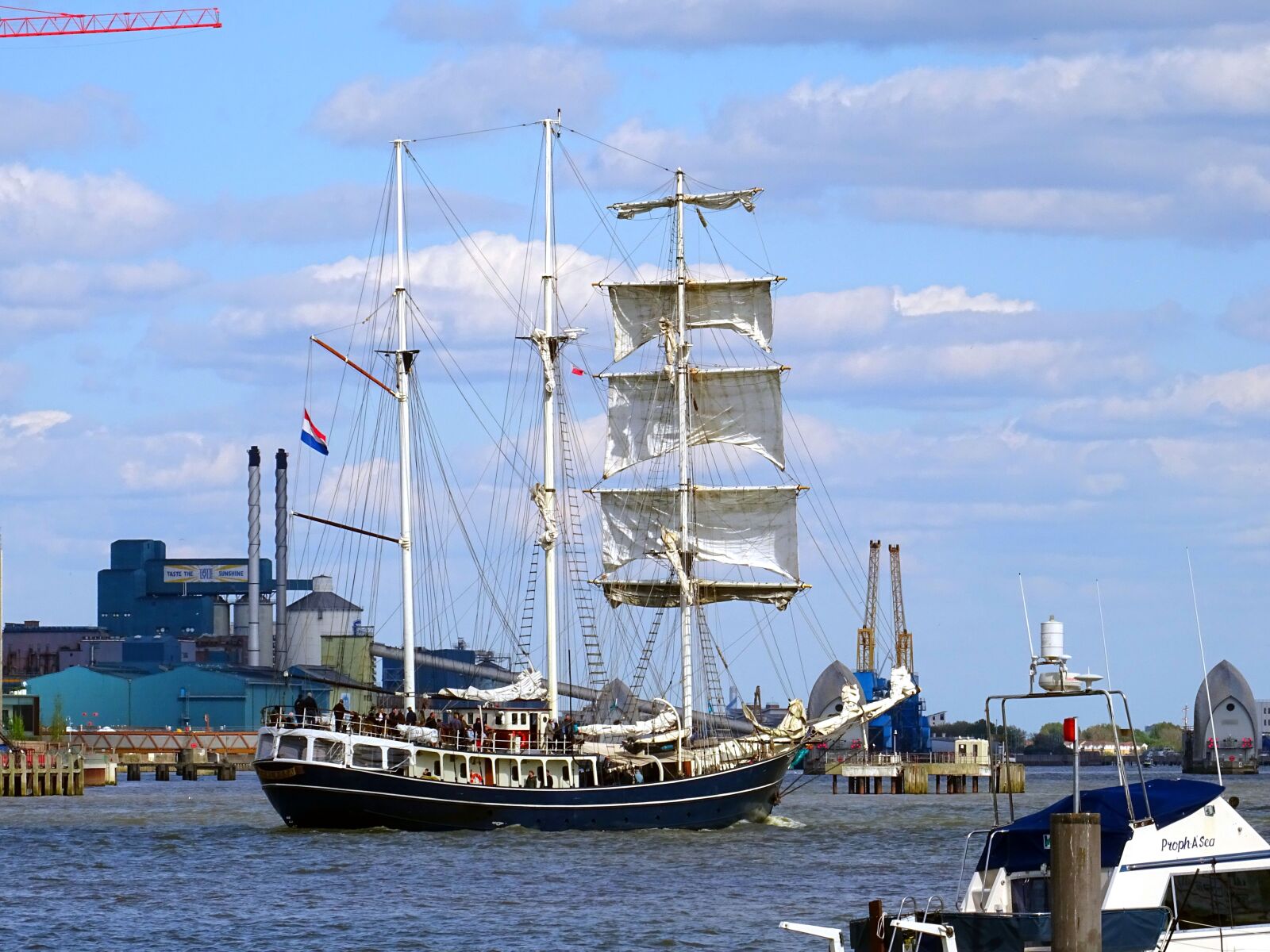 Sony DSC-HX60 sample photo. Boat, cranes, daylight, dock photography