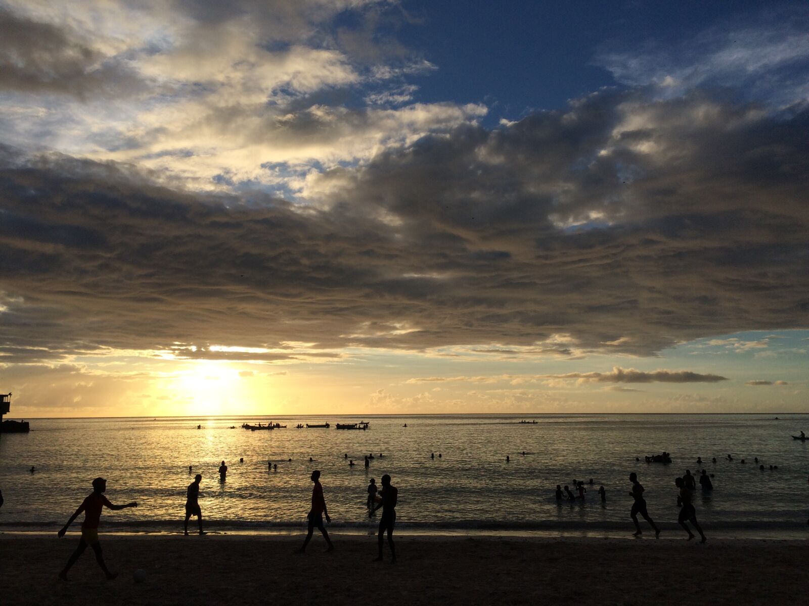 iPhone 5s back camera 4.15mm f/2.2 sample photo. Beach, sports, play, sea photography