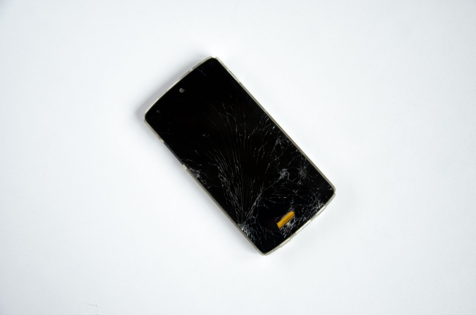 Nikon D5100 sample photo. Smartphone, broken, damaged photography