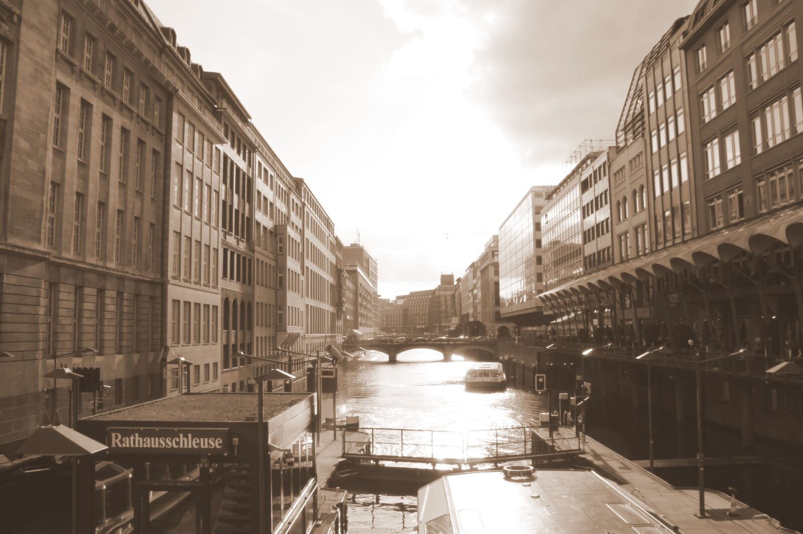 Canon EOS 1100D (EOS Rebel T3 / EOS Kiss X50) sample photo. Hamburg, speicherstadt, architecture photography