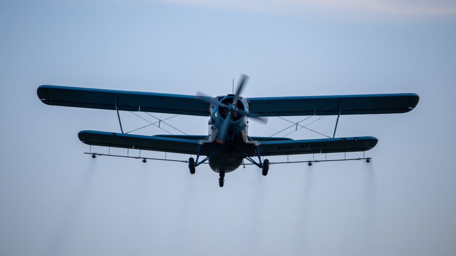 Canon EOS 250D (EOS Rebel SL3 / EOS Kiss X10 / EOS 200D II) sample photo. Flying, spraying, flight photography