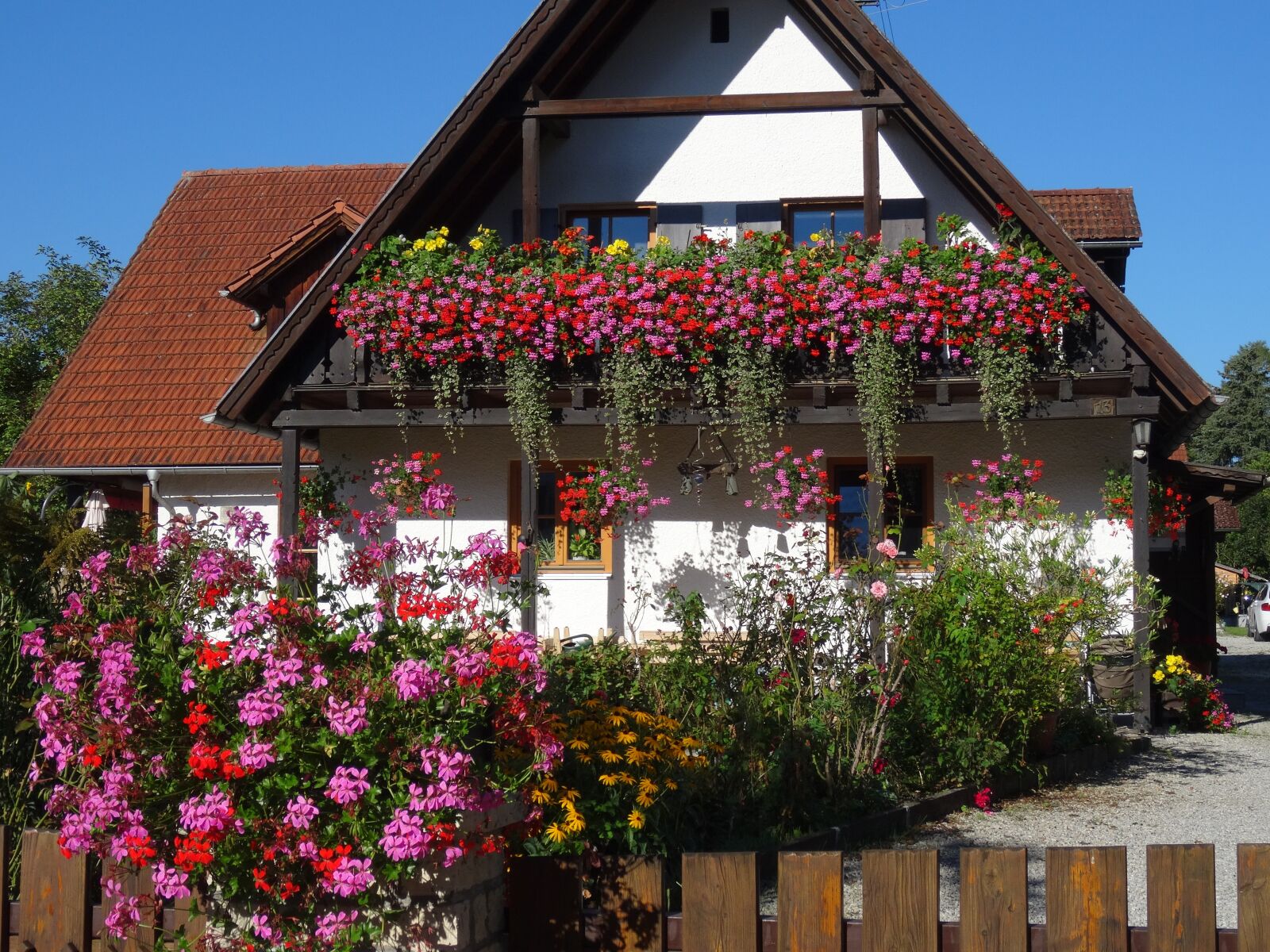 Sony Cyber-shot DSC-HX50V sample photo. House, floral decorations, facade photography