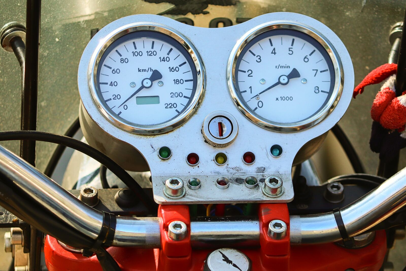 Canon EOS 200D (EOS Rebel SL2 / EOS Kiss X9) sample photo. Armature, motorcycle, speedo photography