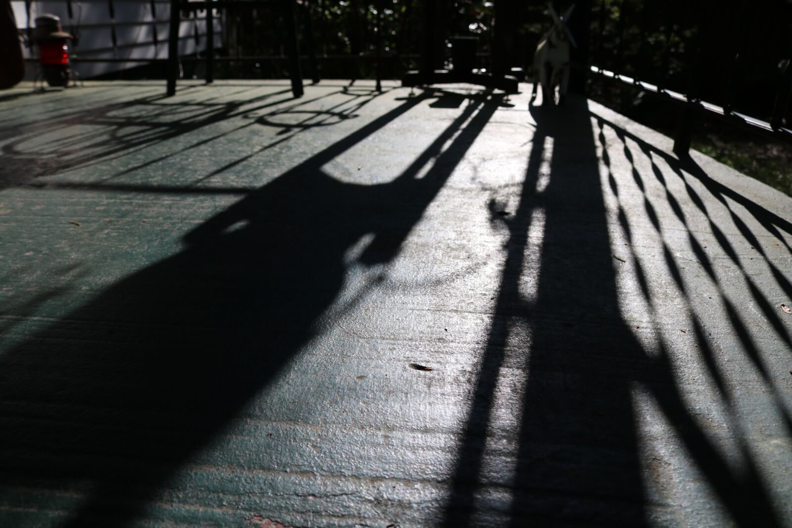Canon EOS 750D (EOS Rebel T6i / EOS Kiss X8i) sample photo. Porch, house, shadows photography