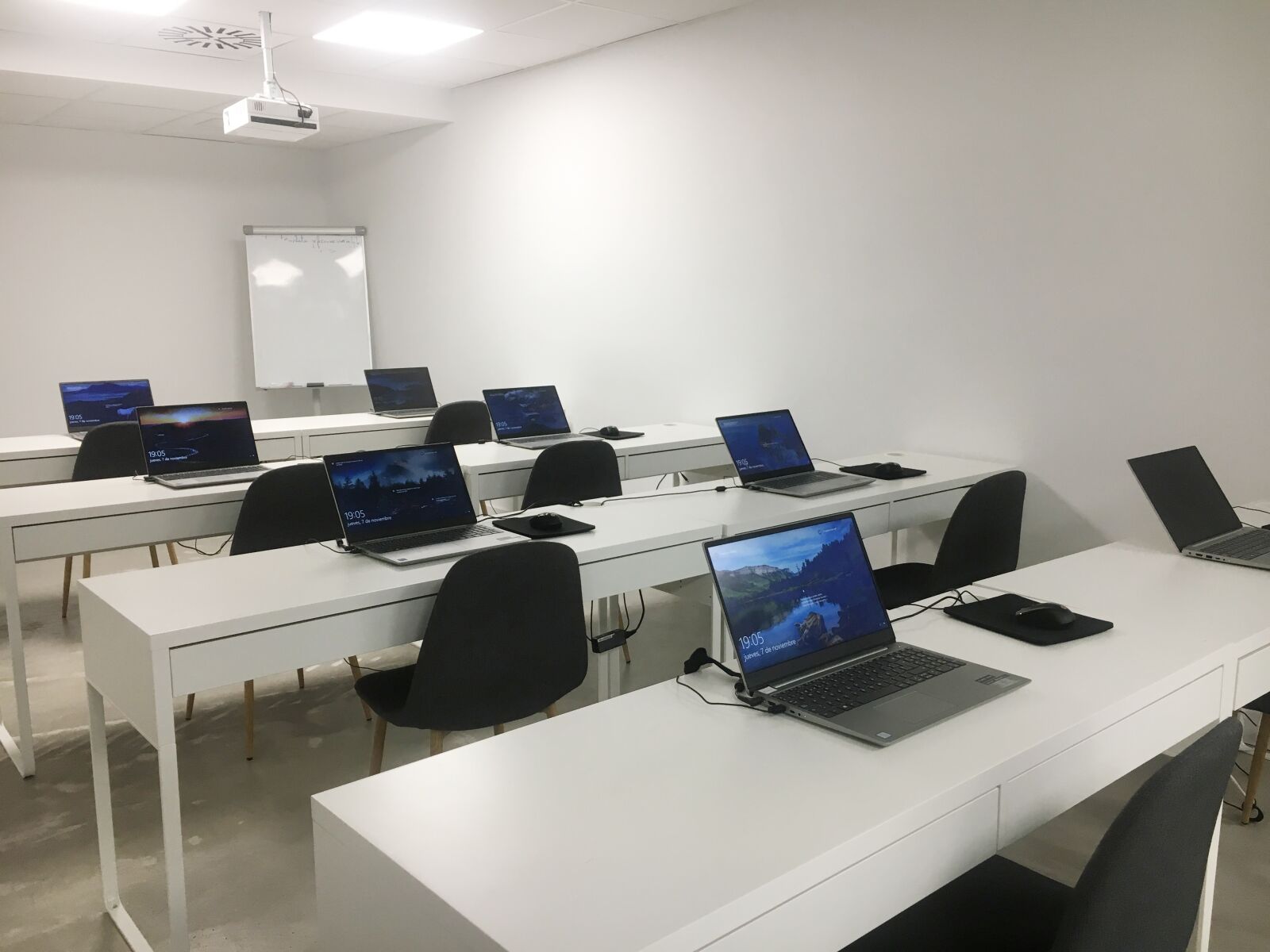 Apple iPhone 6s sample photo. Computer, classroom, training photography
