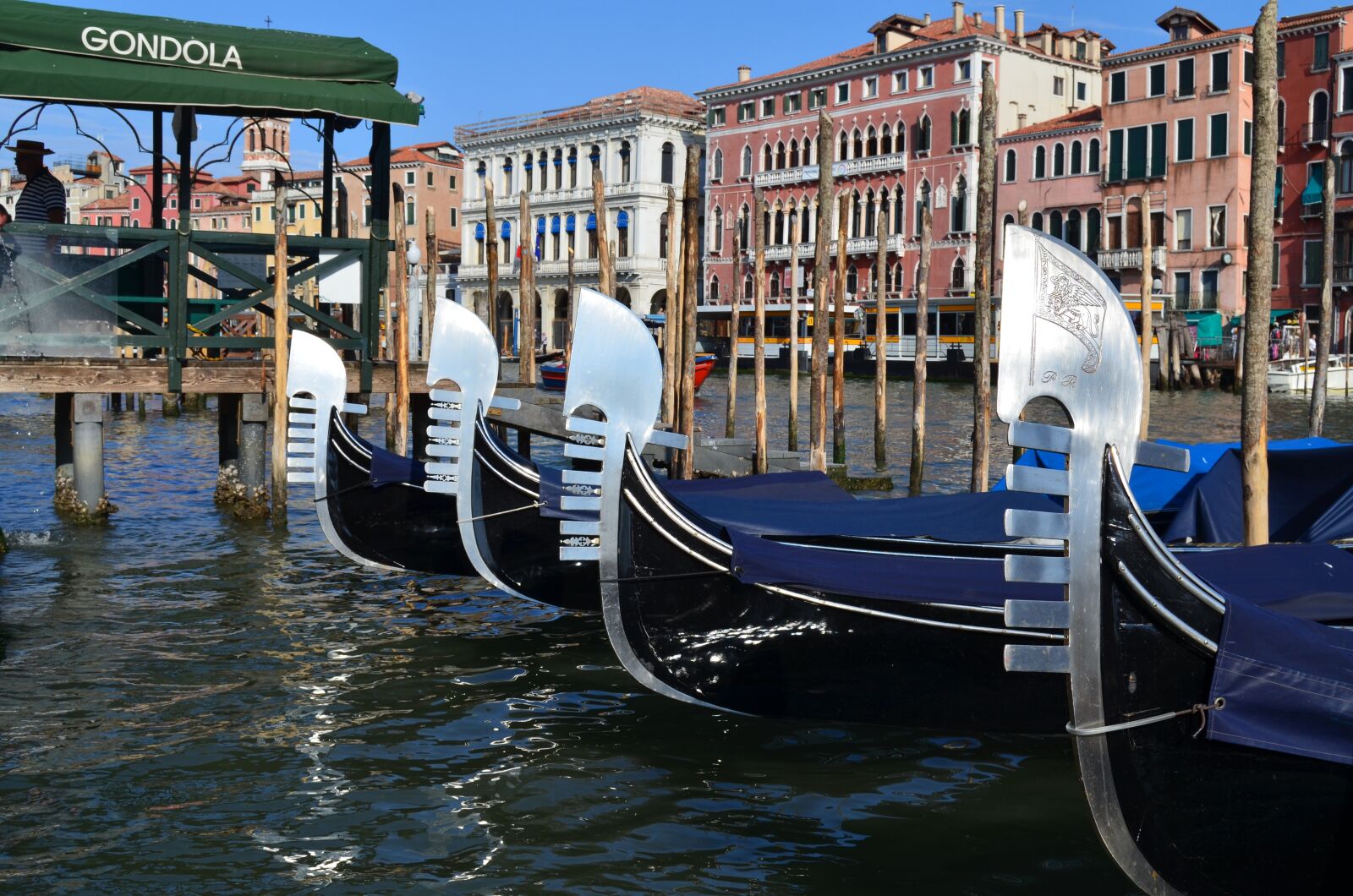 Nikon D5100 sample photo. Venice, gondolas, glimpse photography