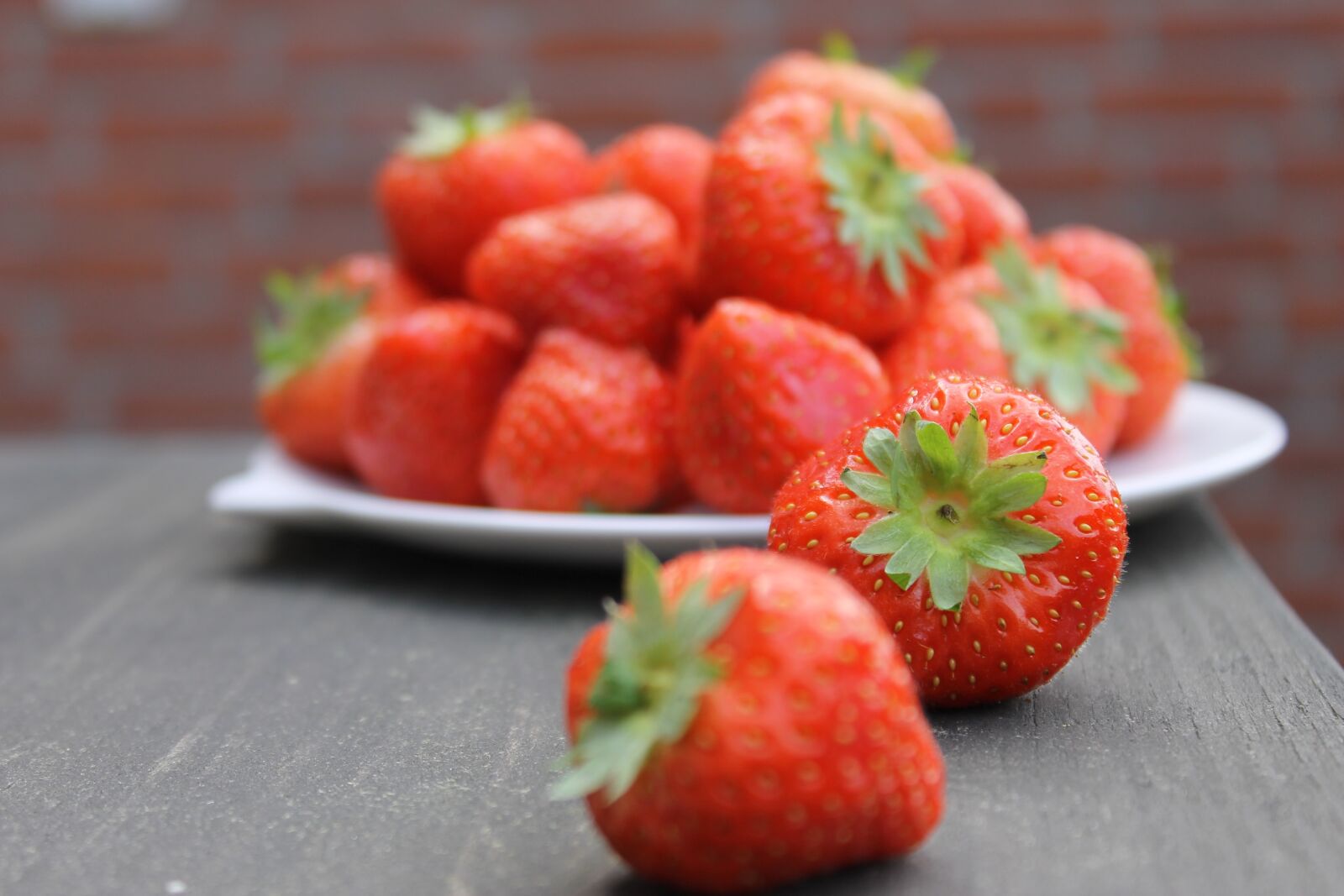 Canon EOS 1100D (EOS Rebel T3 / EOS Kiss X50) sample photo. Strawberries, summer fruits, fruit photography