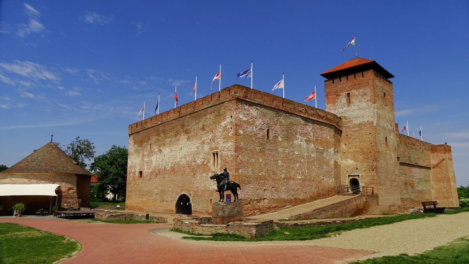 Sony Cyber-shot DSC-HX400V sample photo. Hungary, gyula, castle photography