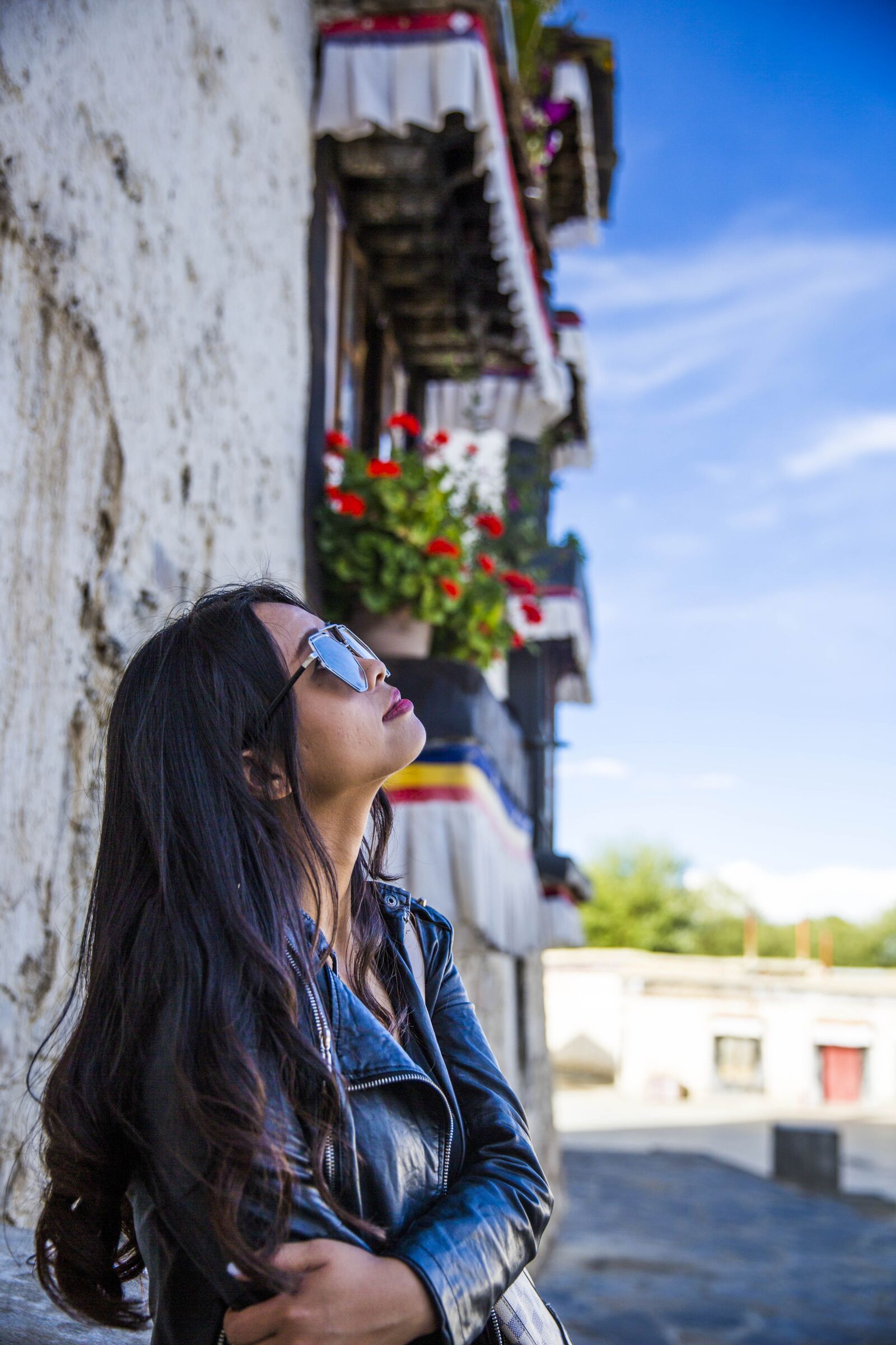 Canon EF 24-70mm F2.8L II USM sample photo. Woman, girls, sunglasses photography