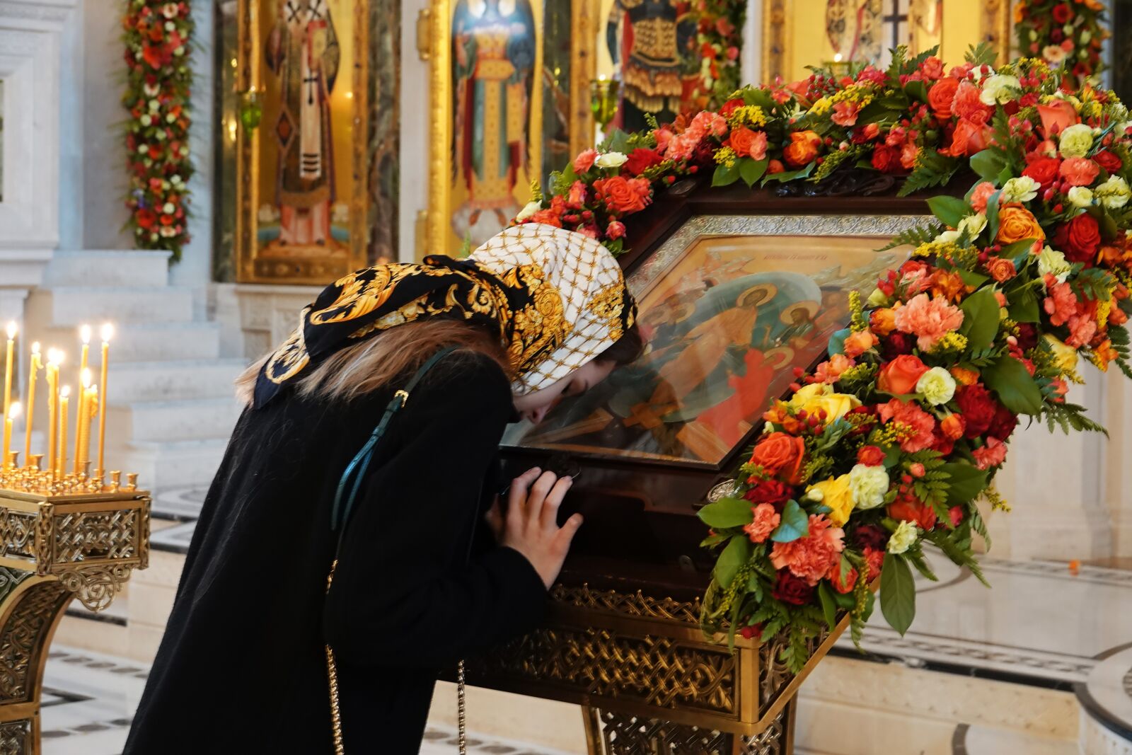 Sony Cyber-shot DSC-RX10 IV sample photo. Woman, church, prayer photography