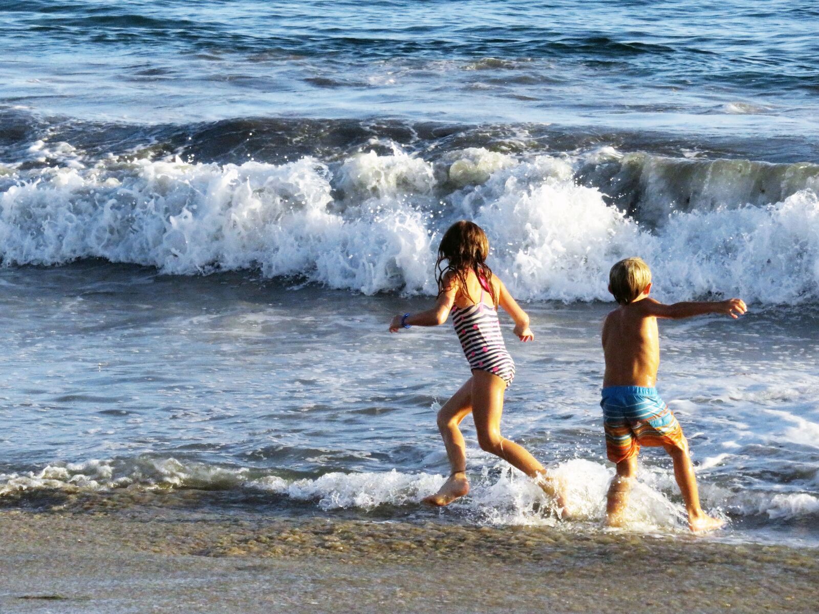 Canon PowerShot SX710 HS sample photo. Beach, play, kids photography