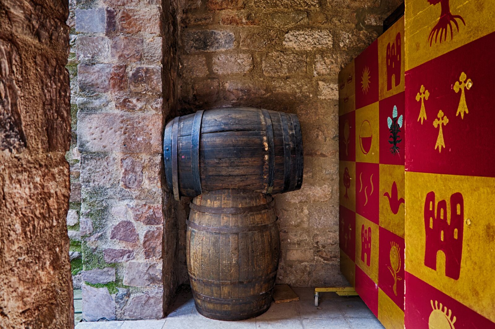 Fujifilm X-A2 sample photo. Barrels, castle, wine photography