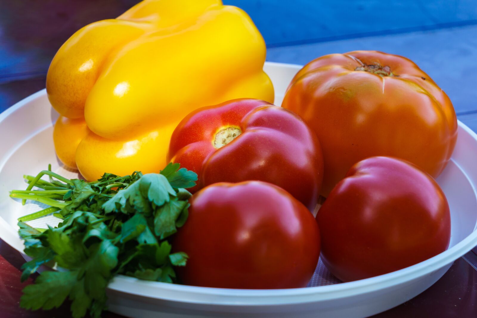 Sony Vario Tessar T* FE 24-70mm F4 ZA OSS sample photo. Tomatoes, vegetables, pepper photography