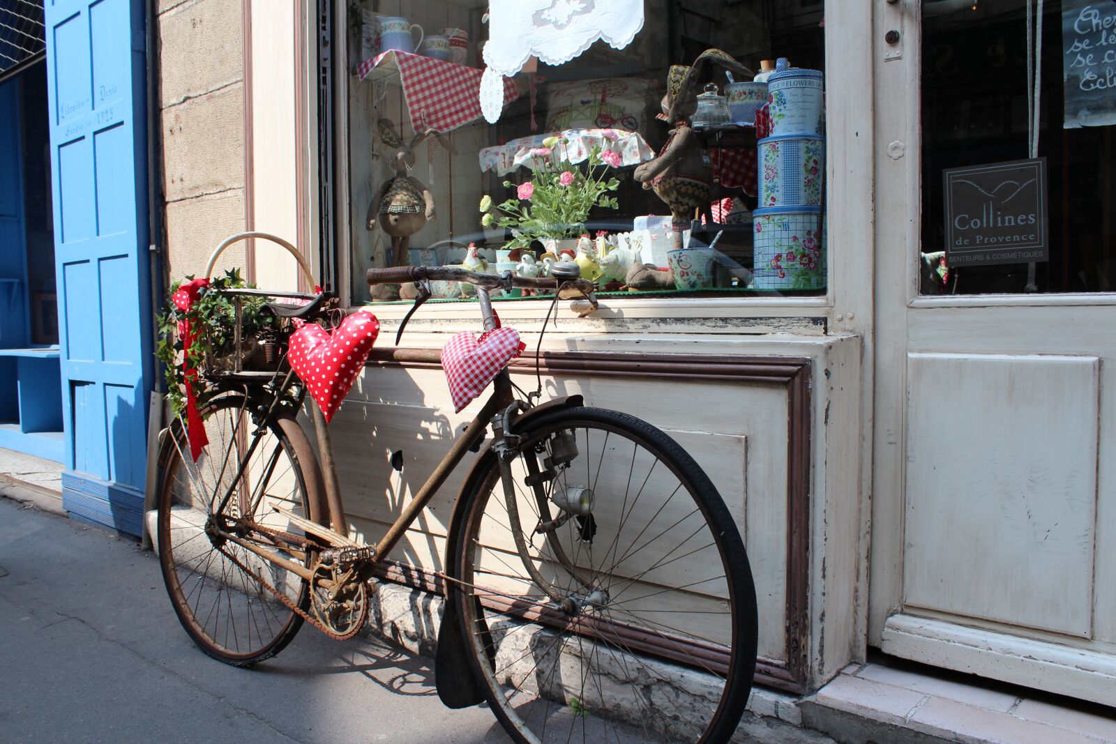 Canon EOS 600D (Rebel EOS T3i / EOS Kiss X5) sample photo. Old bike, shop, vintage photography
