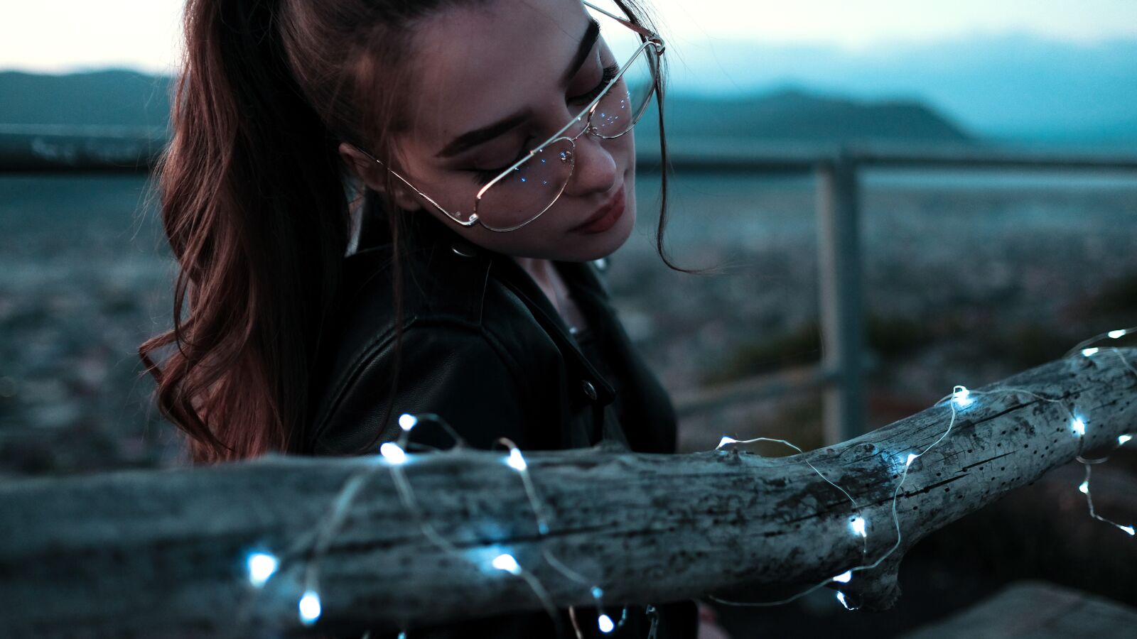 Fujifilm XF 23mm F1.4 R sample photo. Girl, garland, evening photography