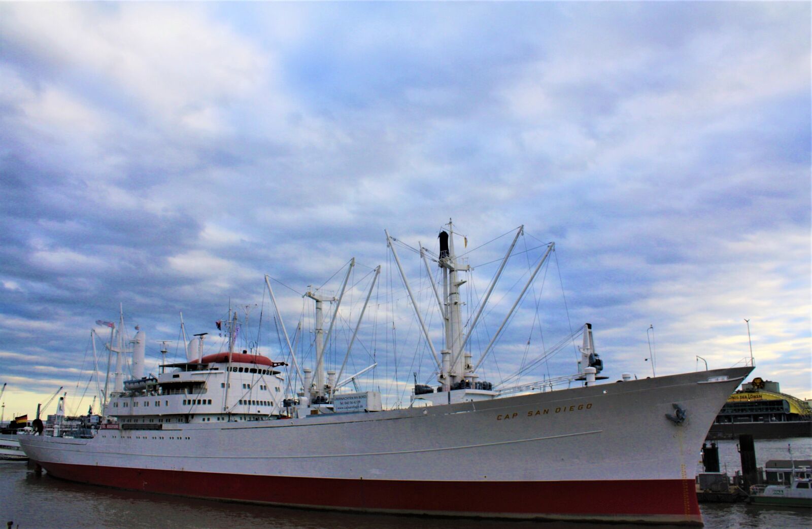 Canon EOS 1000D (EOS Digital Rebel XS / EOS Kiss F) sample photo. Hamburg, harbour cruise, hamburgensien photography