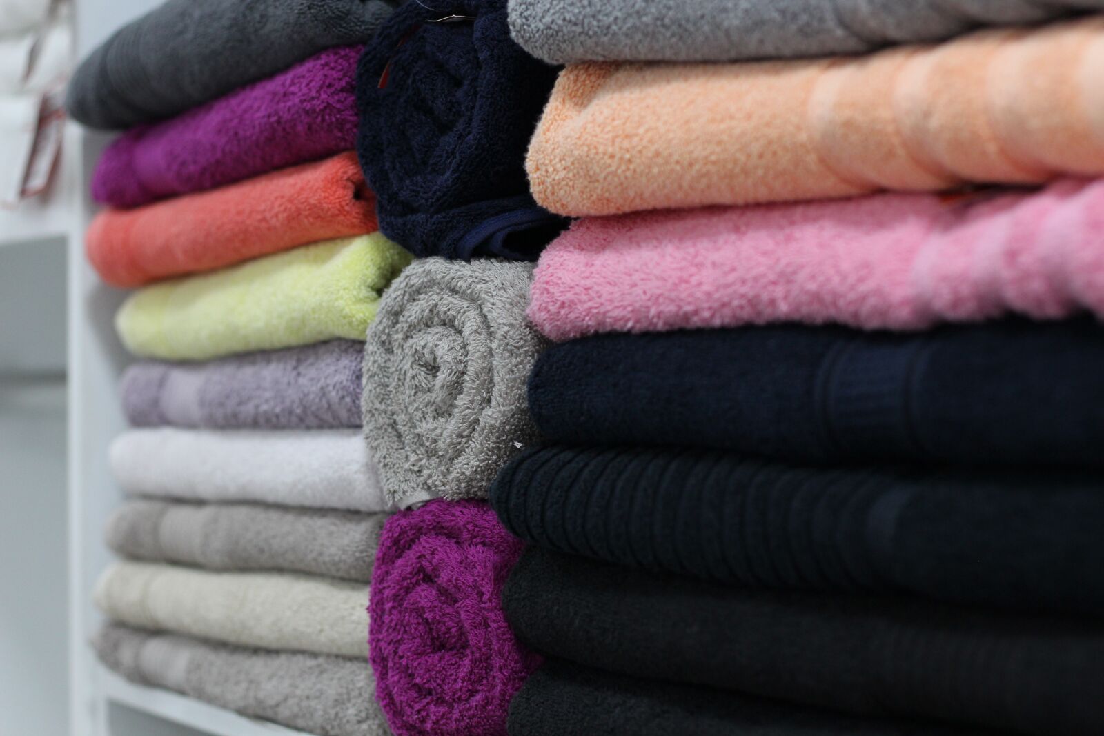 Canon EOS 650D (EOS Rebel T4i / EOS Kiss X6i) + Canon EF 50mm F1.8 II sample photo. Bath linen, white, travel photography