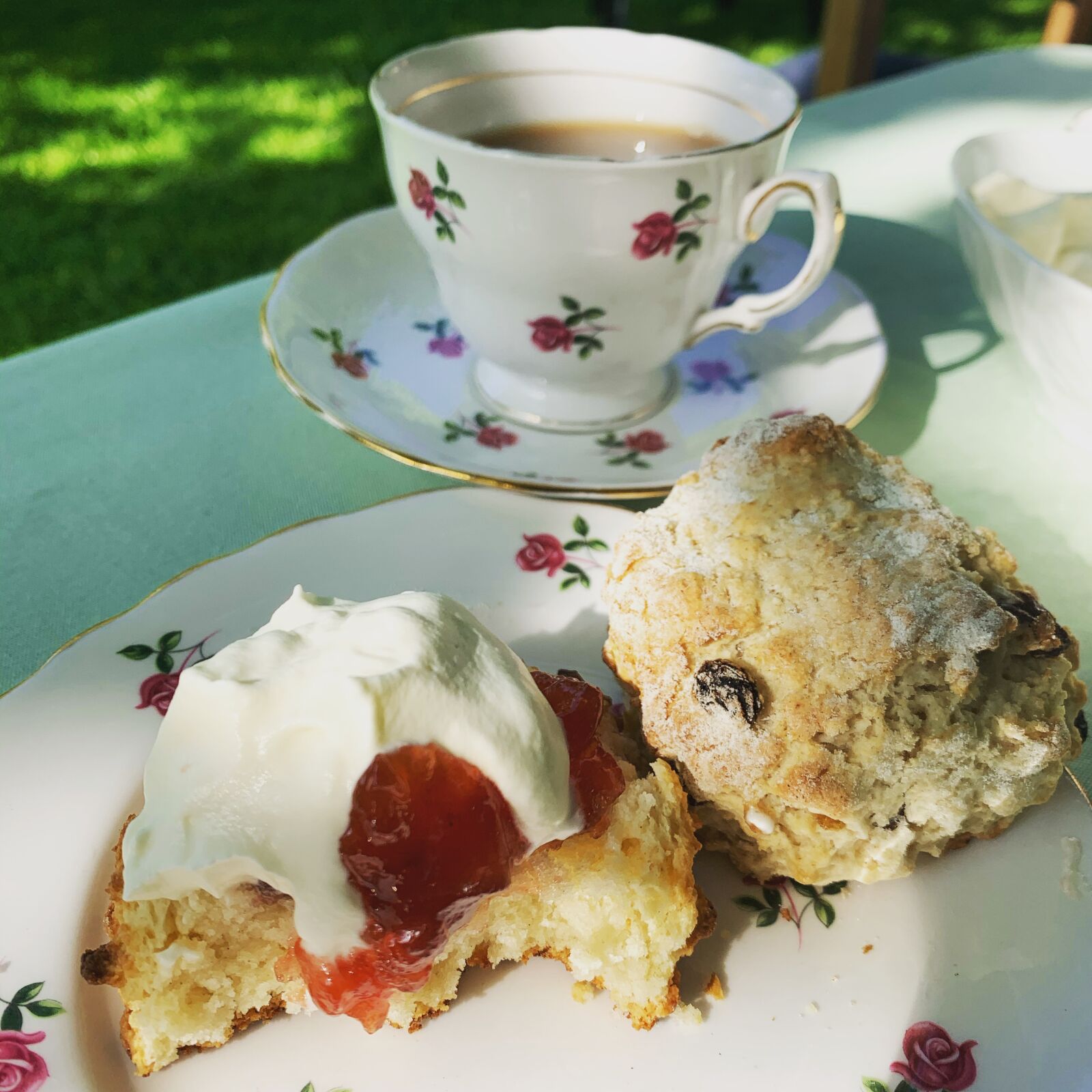 iPhone XS back dual camera 4.25mm f/1.8 sample photo. Afternoon tea, scone, cream photography