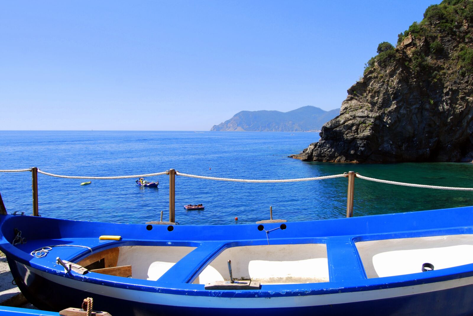 Nikon D60 sample photo. Boat, sea, cliff photography