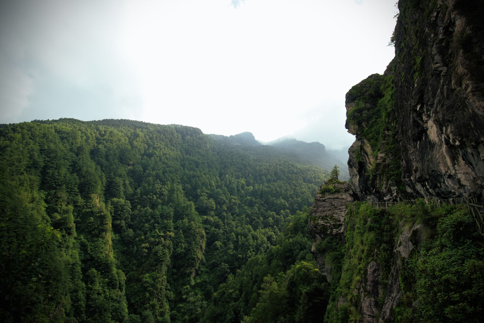 Canon EOS 550D (EOS Rebel T2i / EOS Kiss X4) sample photo. China, mountain, landscape photography