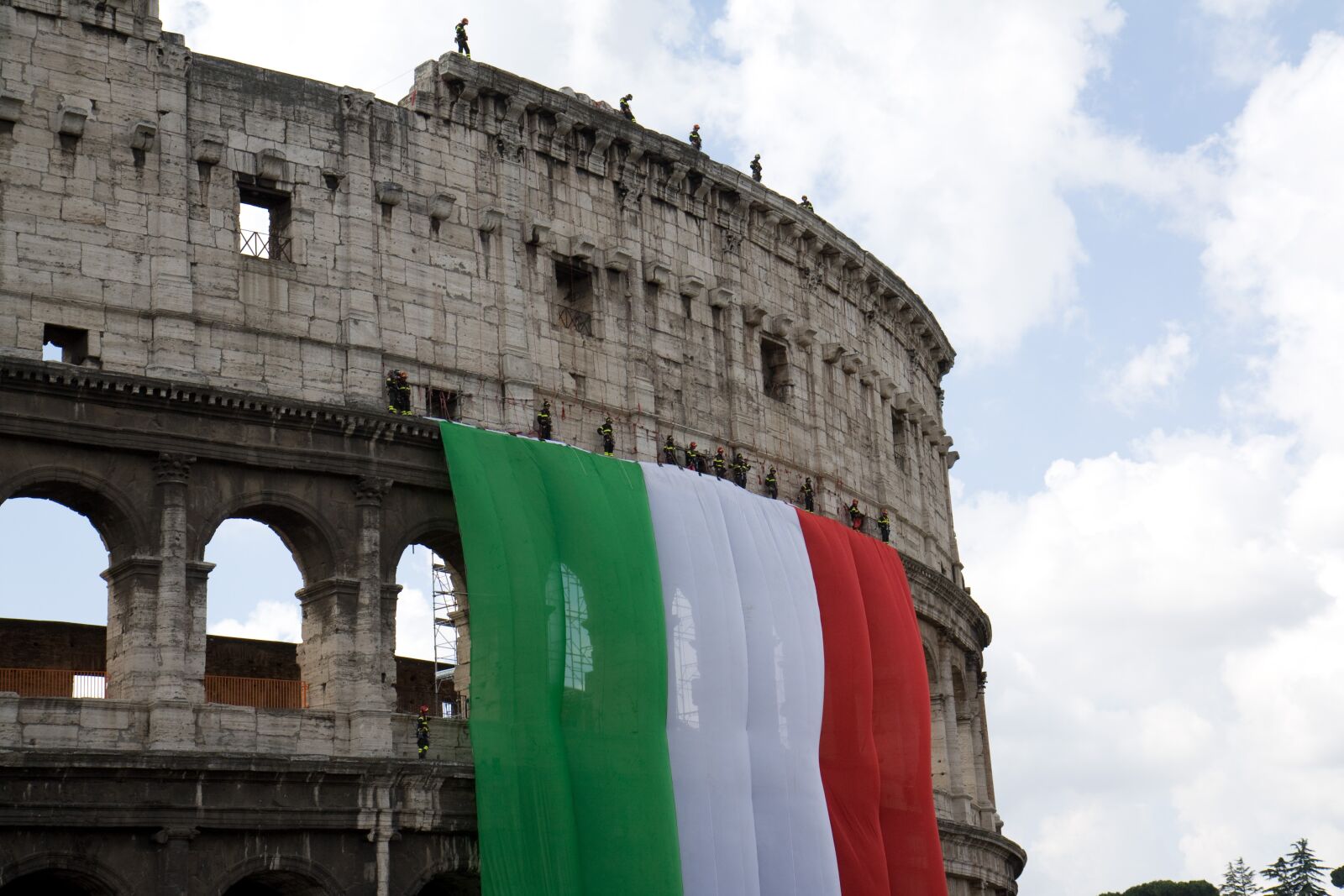 Canon EOS 450D (EOS Rebel XSi / EOS Kiss X2) sample photo. Coliseum, flag, industrial climbers photography
