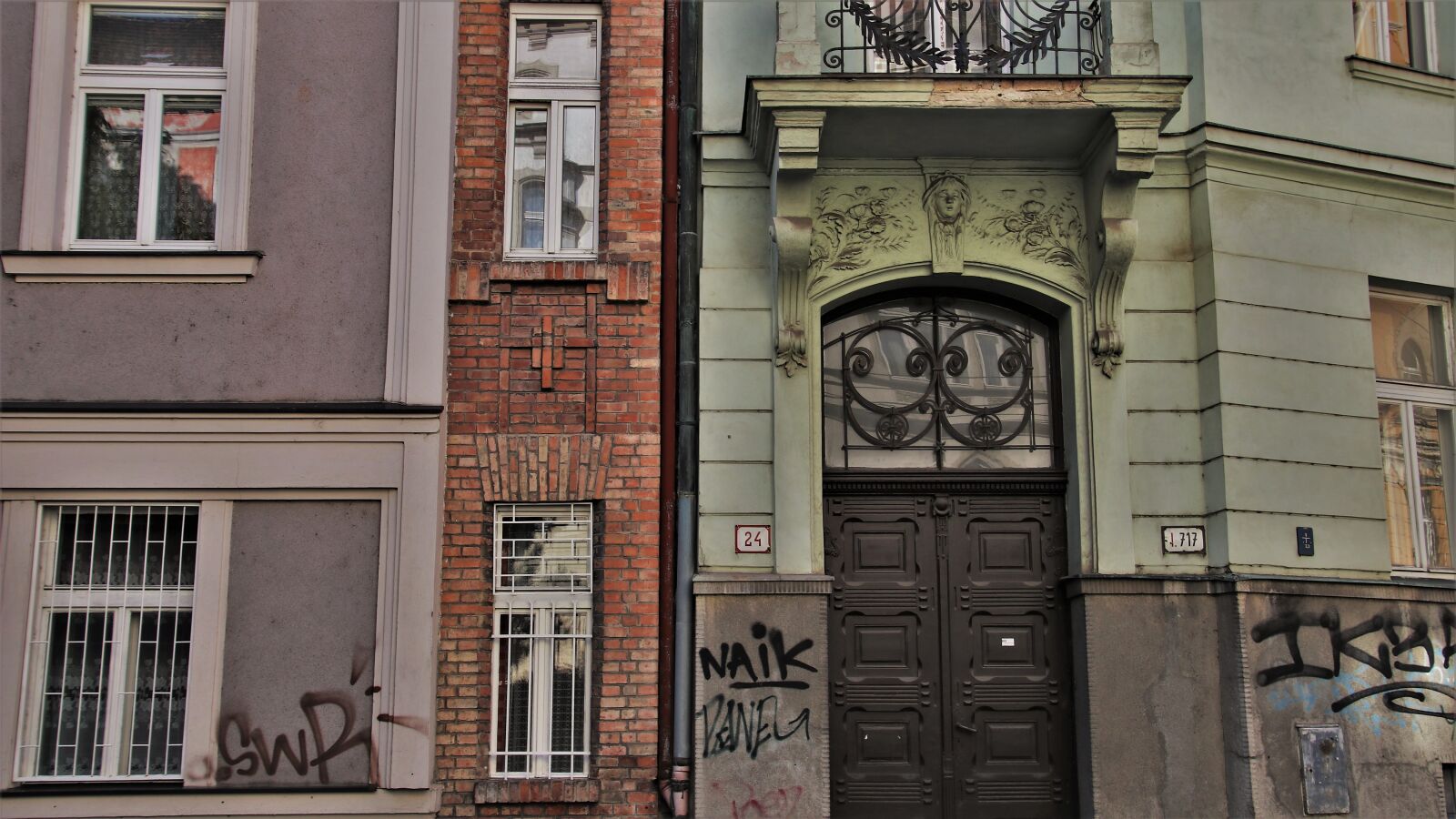 Canon EOS 80D sample photo. Old windows, entrance, bratislava photography