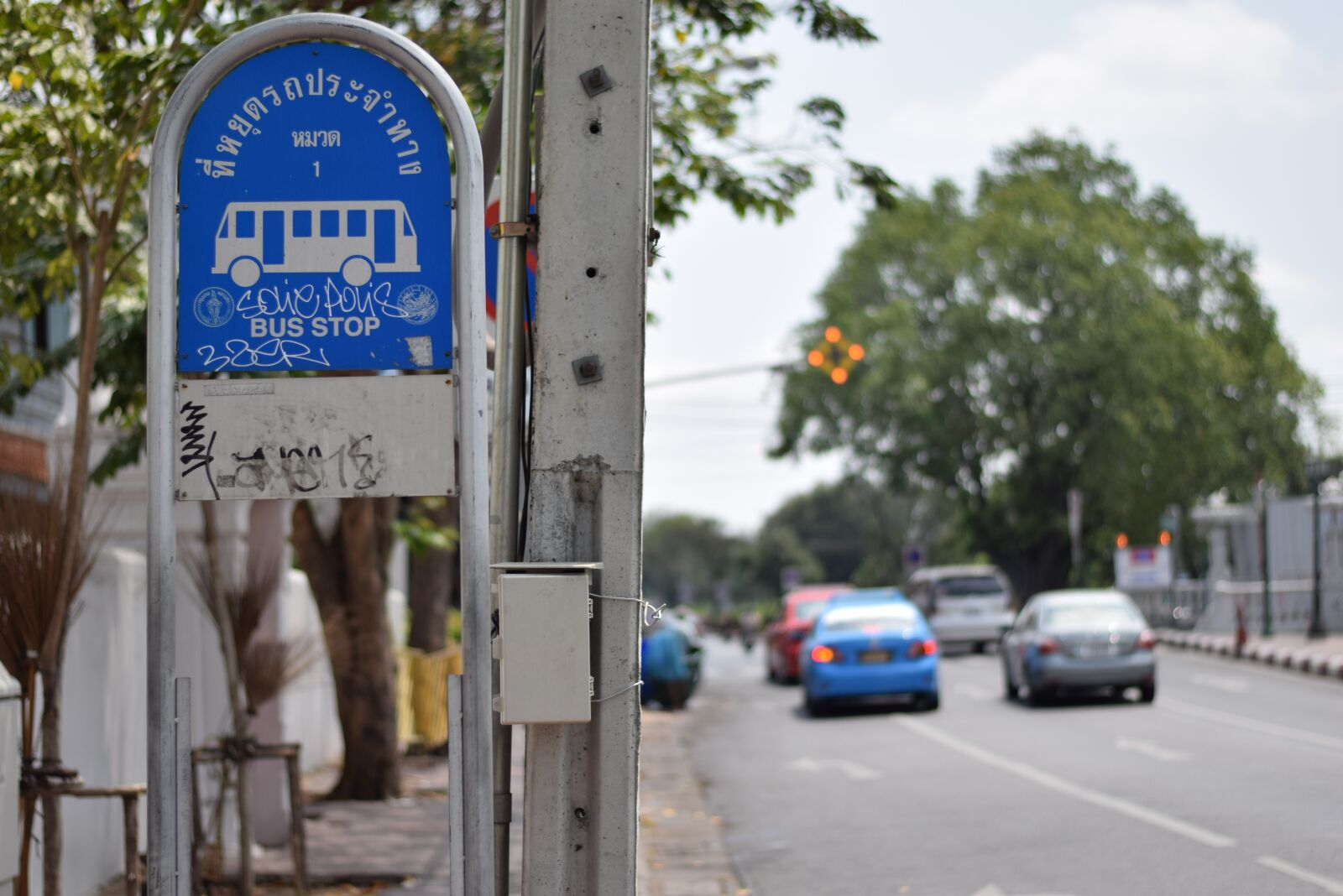 Nikon D5300 sample photo. Bus stop, the car photography