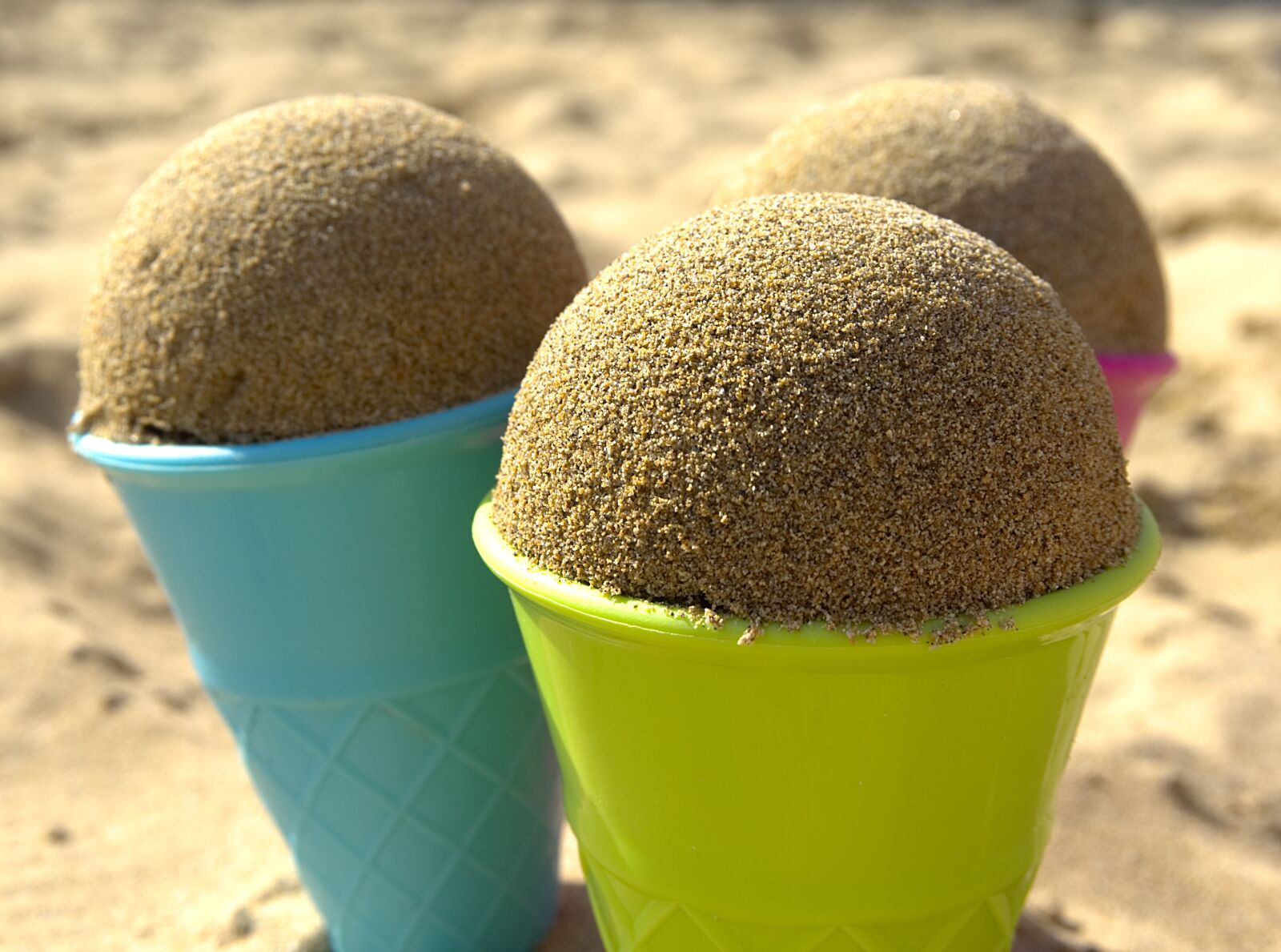 Sony a6000 sample photo. Sand, form, ramekins photography