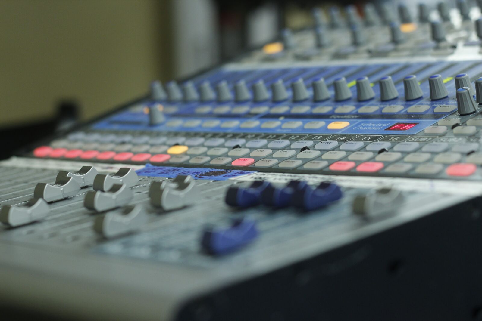 Canon EOS 600D (Rebel EOS T3i / EOS Kiss X5) + Canon EF 50mm F1.8 II sample photo. Sound board, electronics, music photography