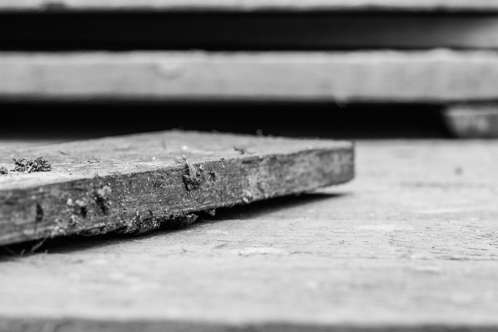 Canon EOS 700D (EOS Rebel T5i / EOS Kiss X7i) + Canon EF 50mm F1.8 STM sample photo. Workplace, wood, black photography