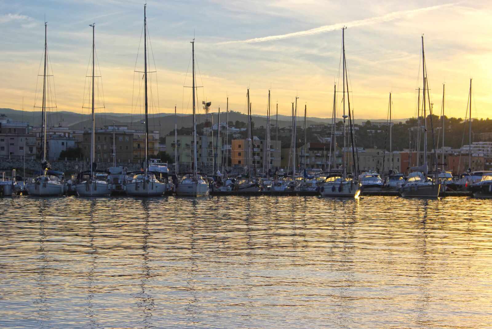 Canon EOS 550D (EOS Rebel T2i / EOS Kiss X4) sample photo. Sea, boats, reflections photography