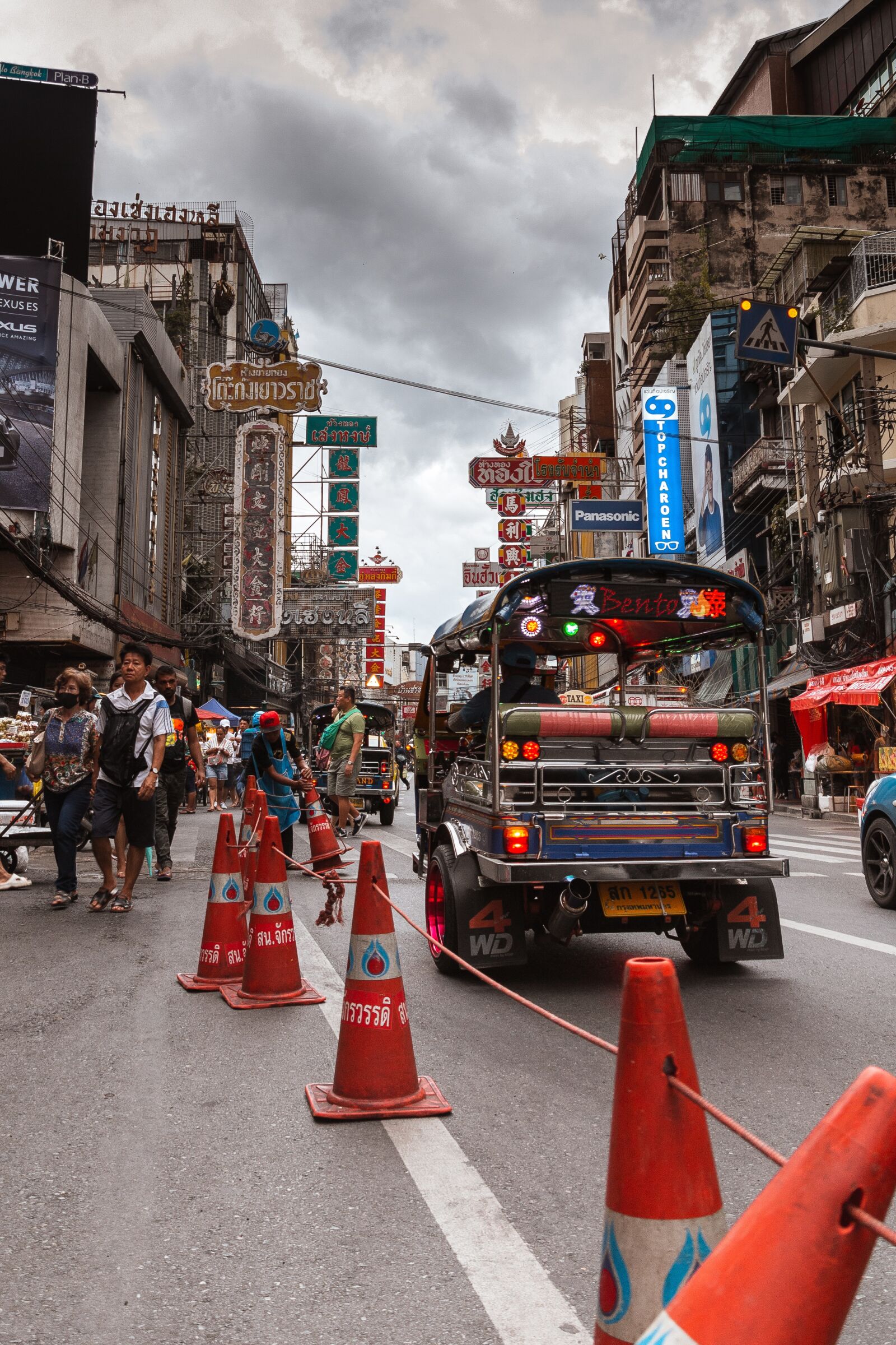Canon EOS 70D sample photo. Bangkok, road, chinatown photography