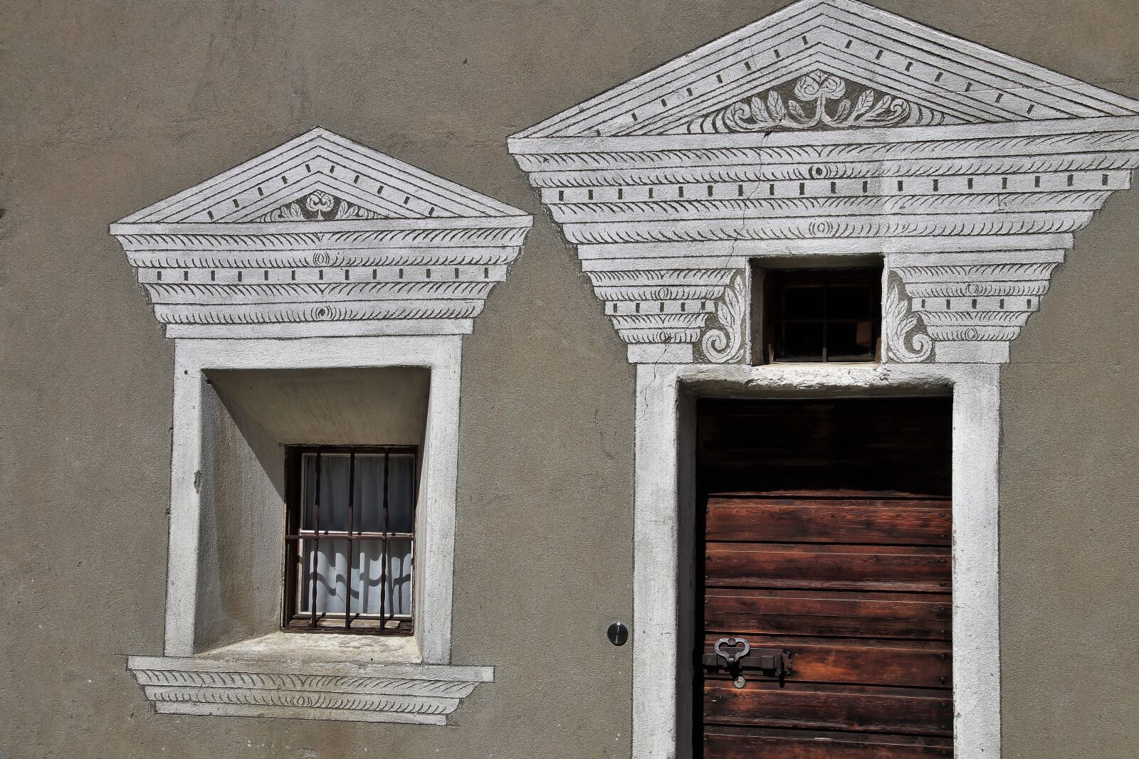 Canon EOS 80D sample photo. The door, old windows photography