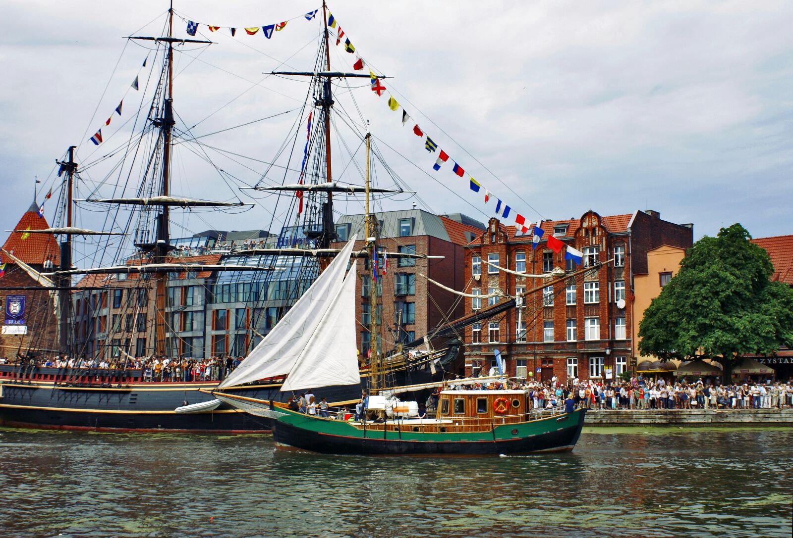 Sony Alpha DSLR-A100 sample photo. Boat, ship, gdańsk photography