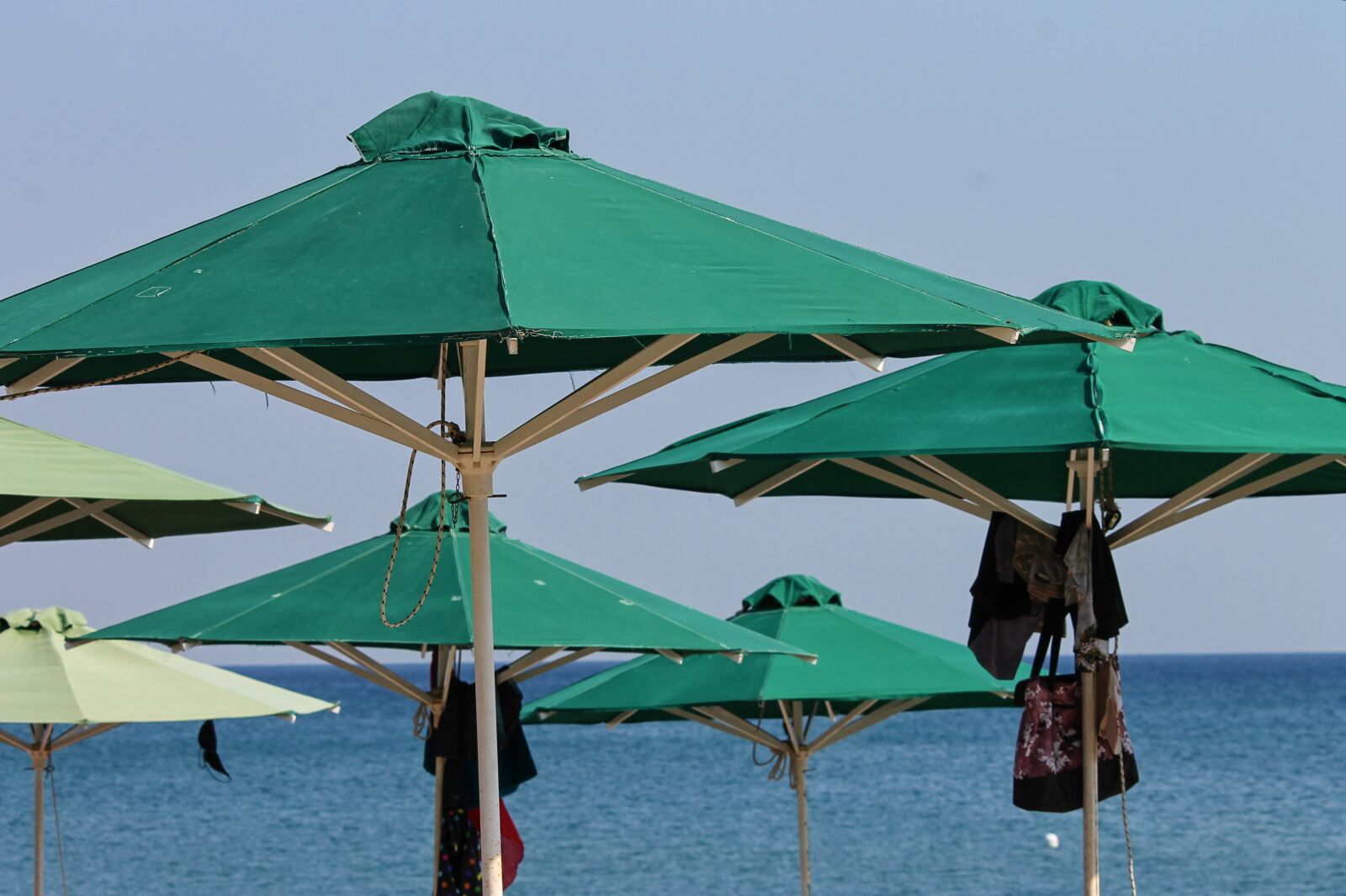 Canon EOS 1100D (EOS Rebel T3 / EOS Kiss X50) sample photo. Parasols, beach, green photography