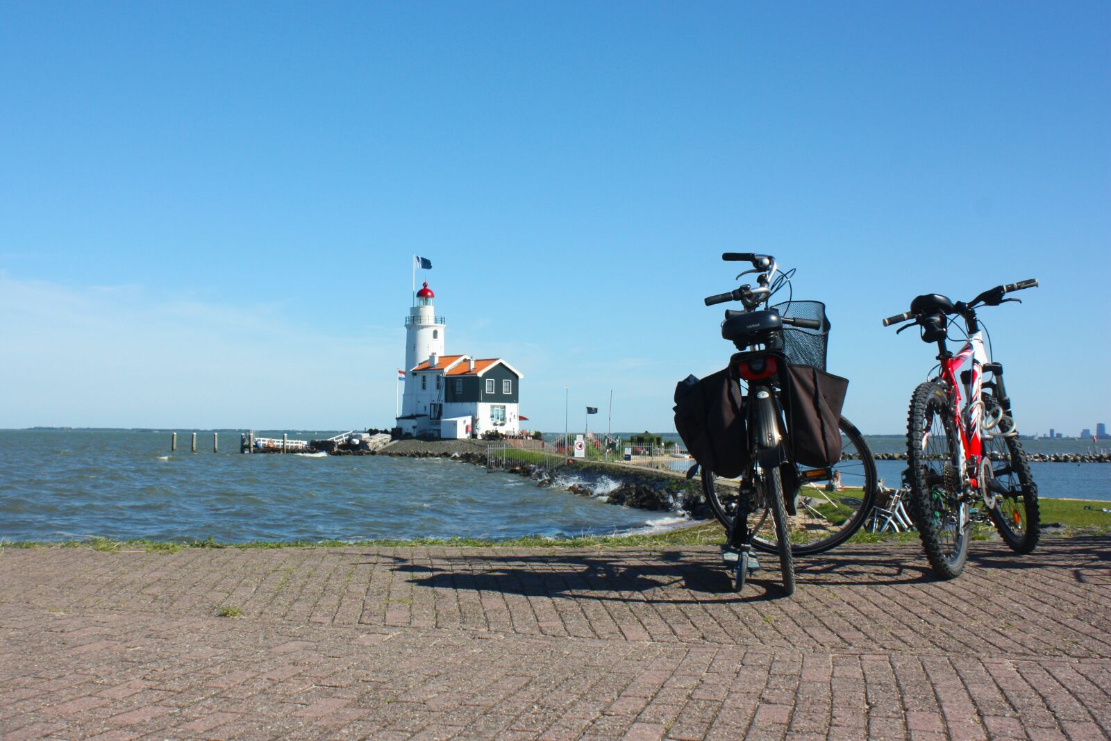Canon EOS 450D (EOS Rebel XSi / EOS Kiss X2) sample photo. Lighthouse, bicycles, sea photography