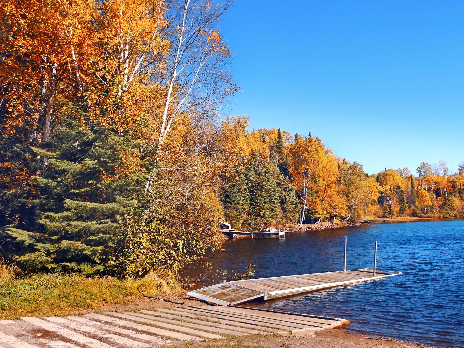 Fujifilm FinePix S8600 sample photo. Autumn, lake, landing photography